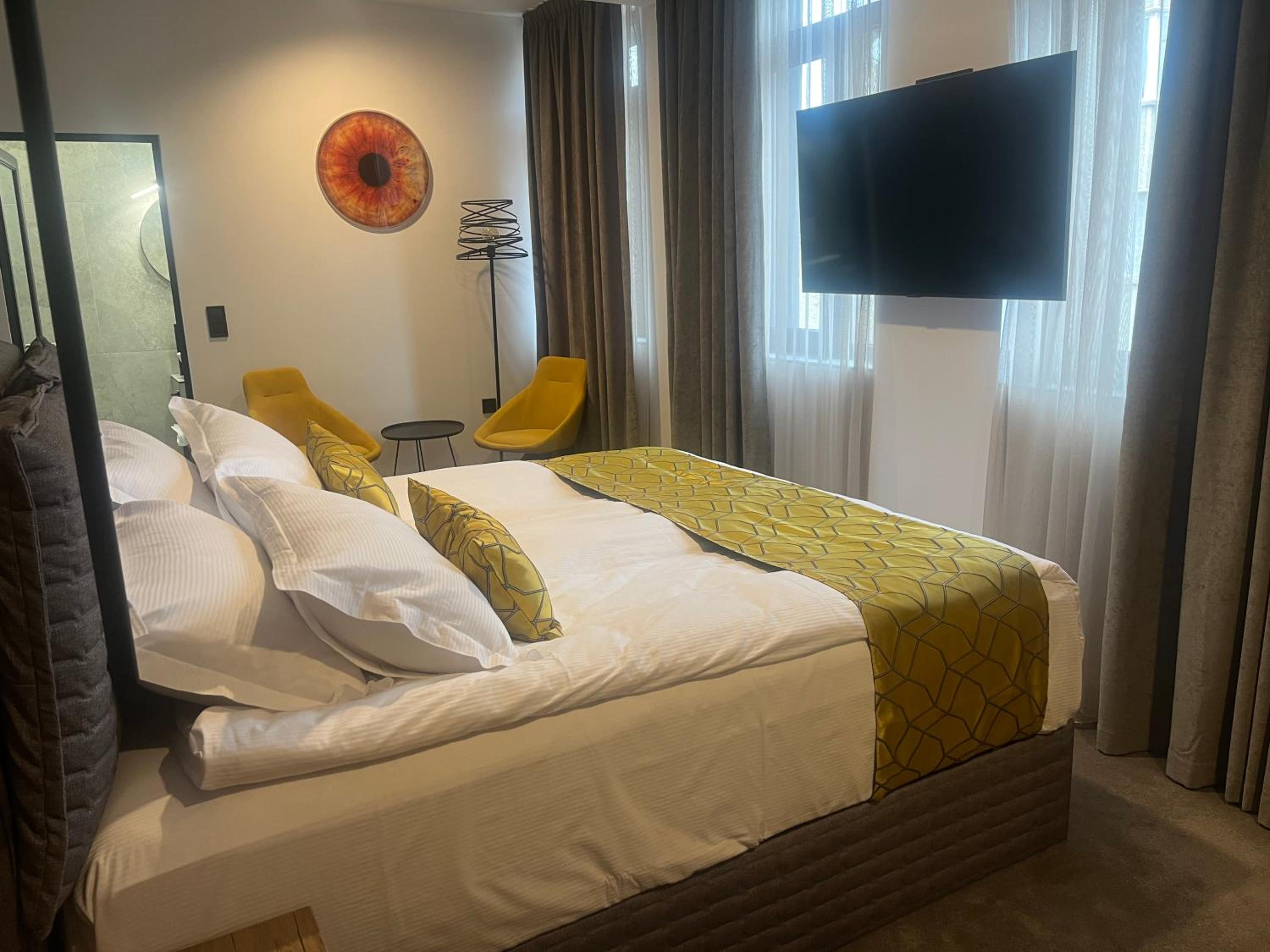 Large Double Room - Photo 1