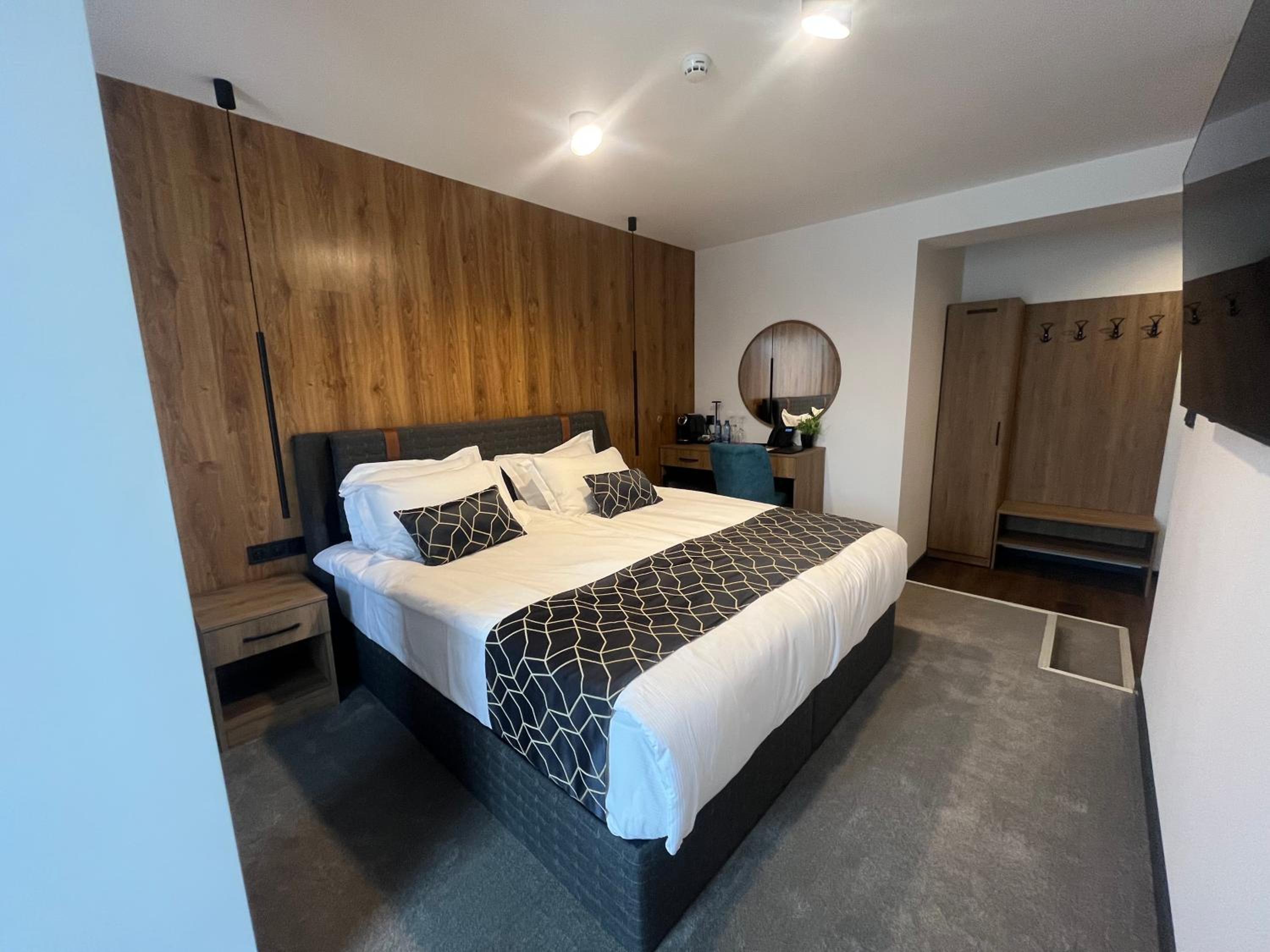 Queen Room with Balcony - Photo 2