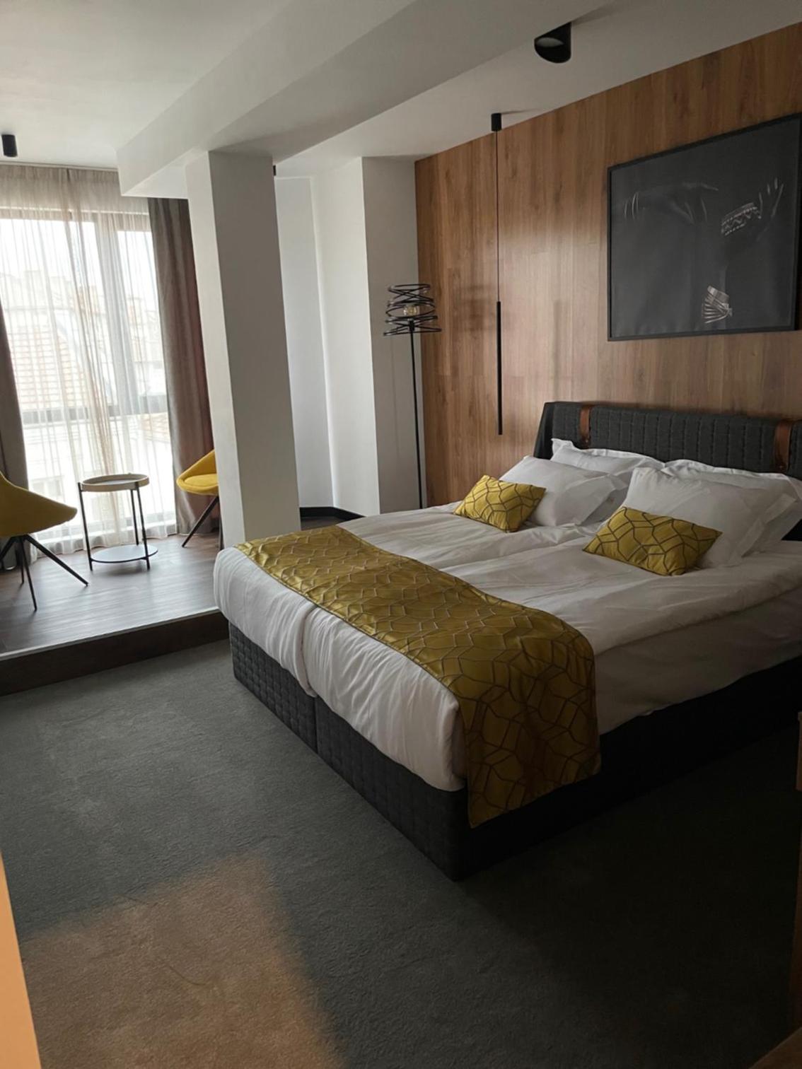 Large Double Room - Photo 2