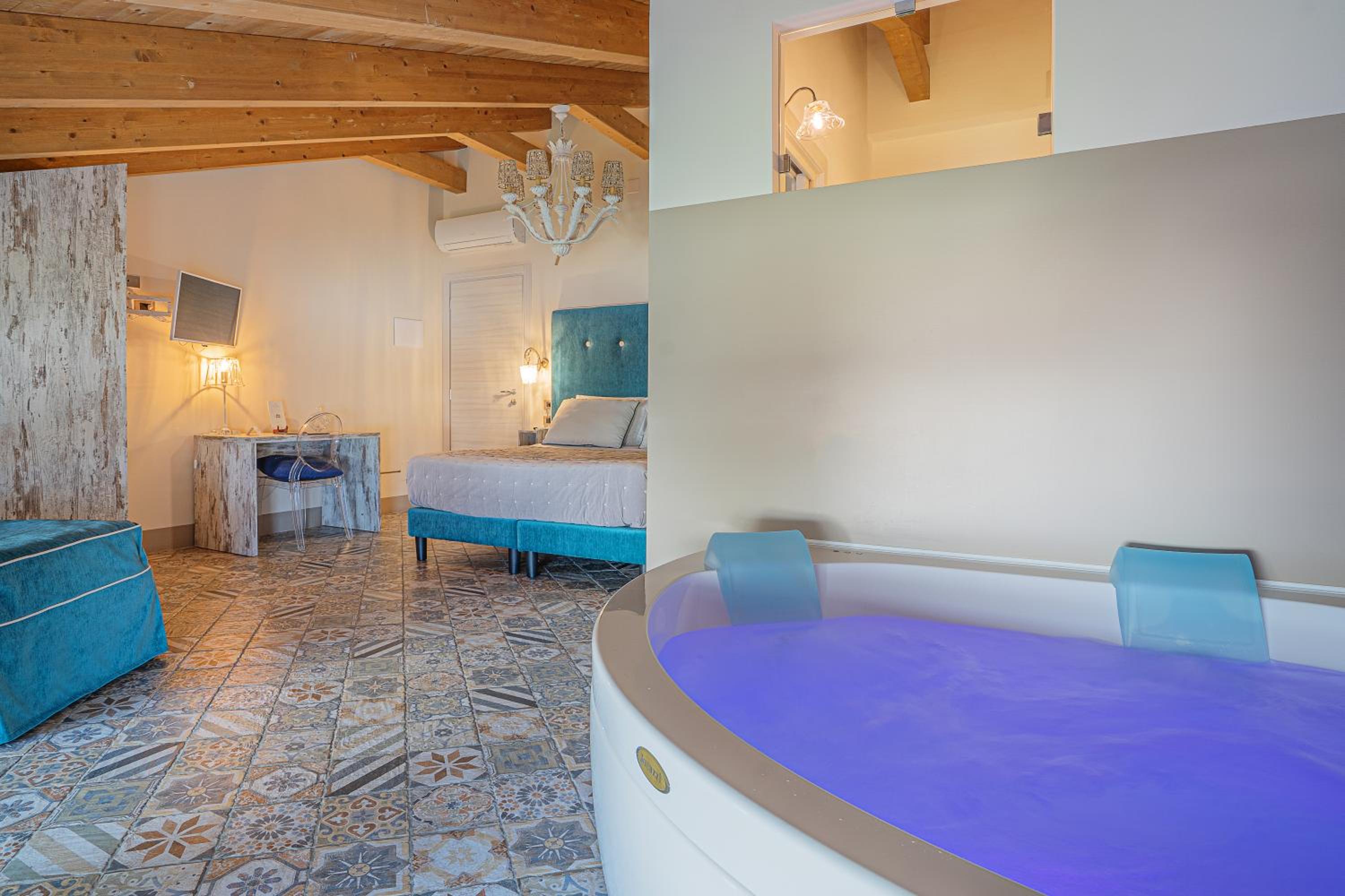 Queen Room with Spa Bath - Photo 5