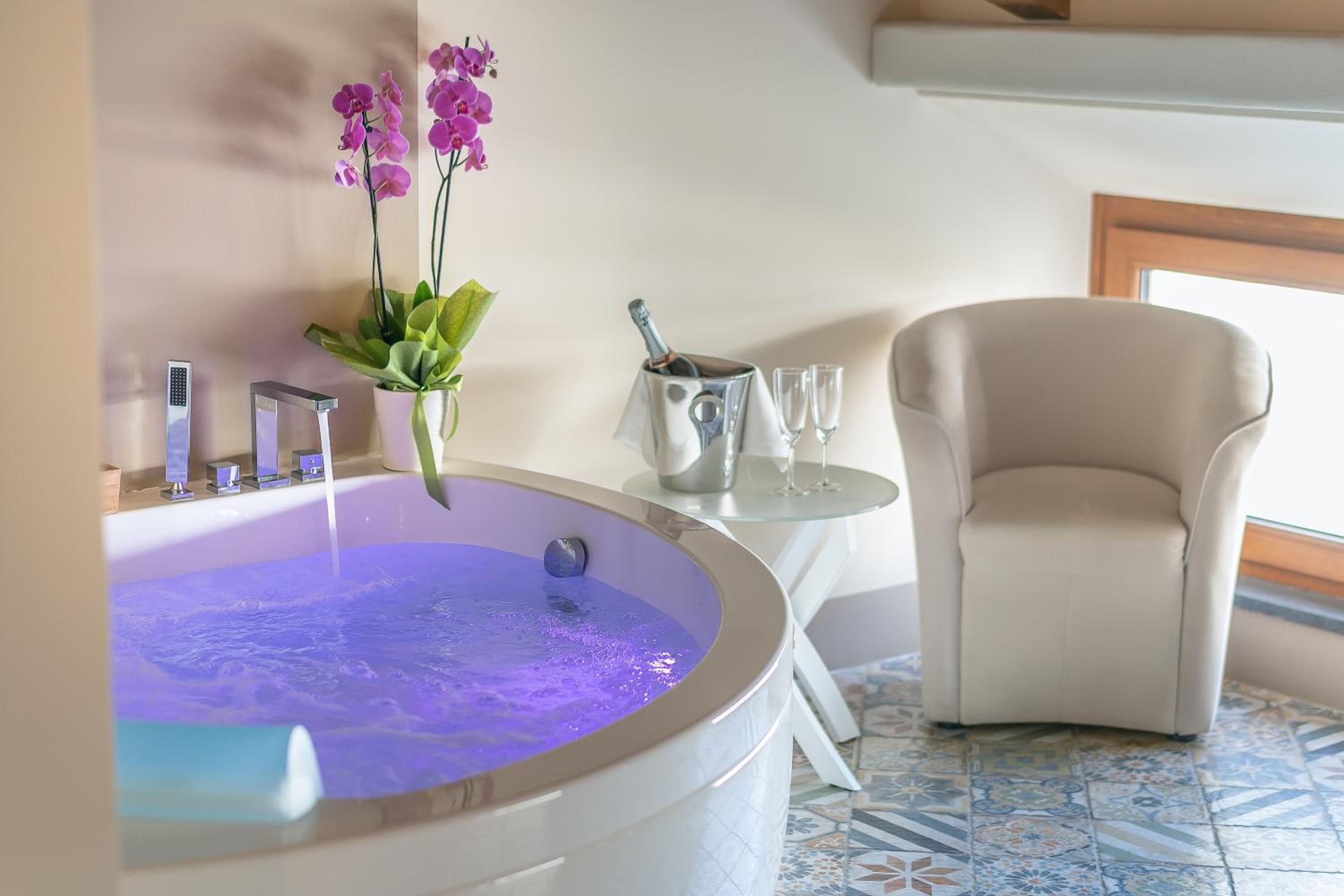 Queen Room with Spa Bath - Photo 6