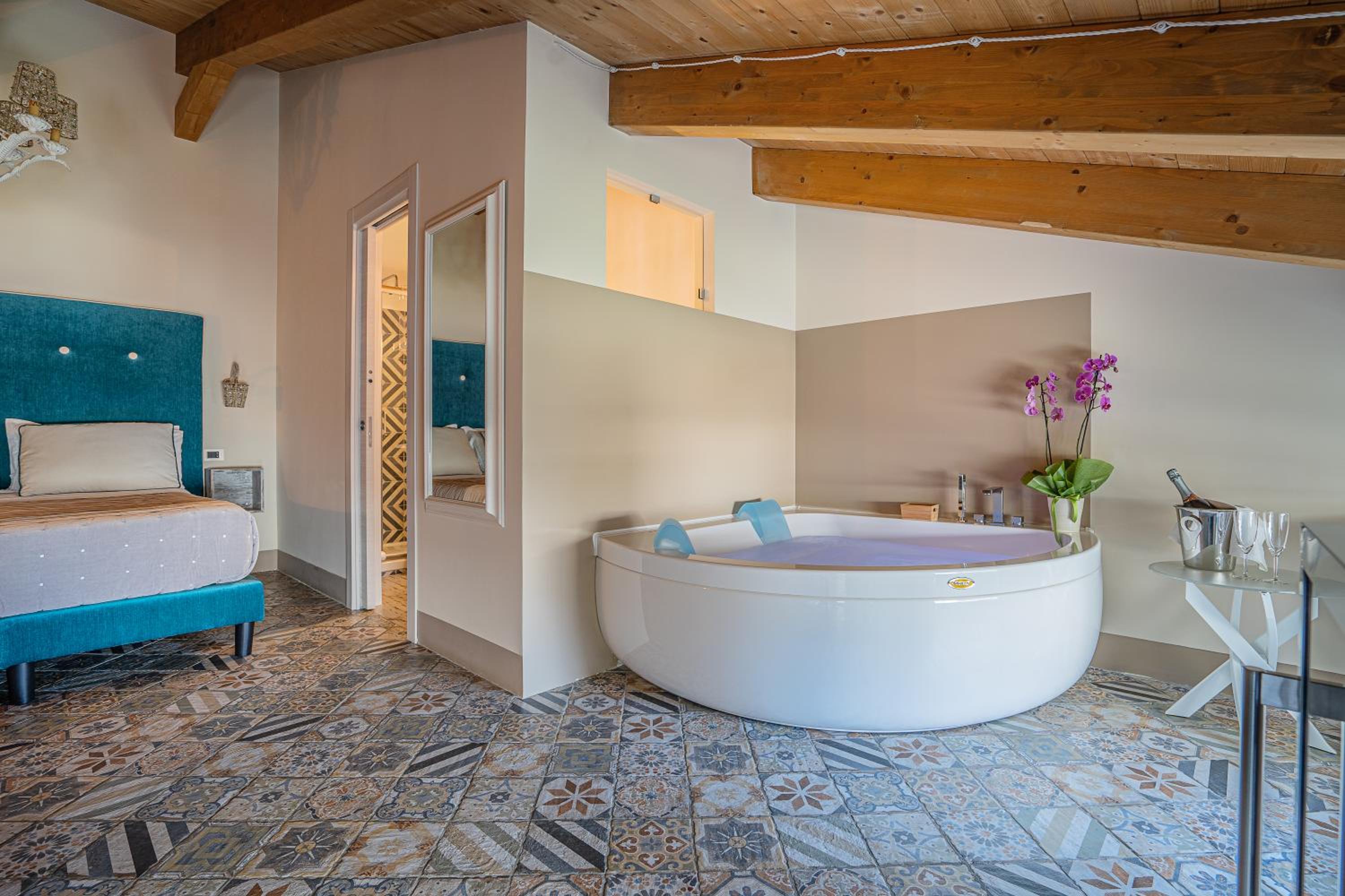 Queen Room with Spa Bath - Photo 7