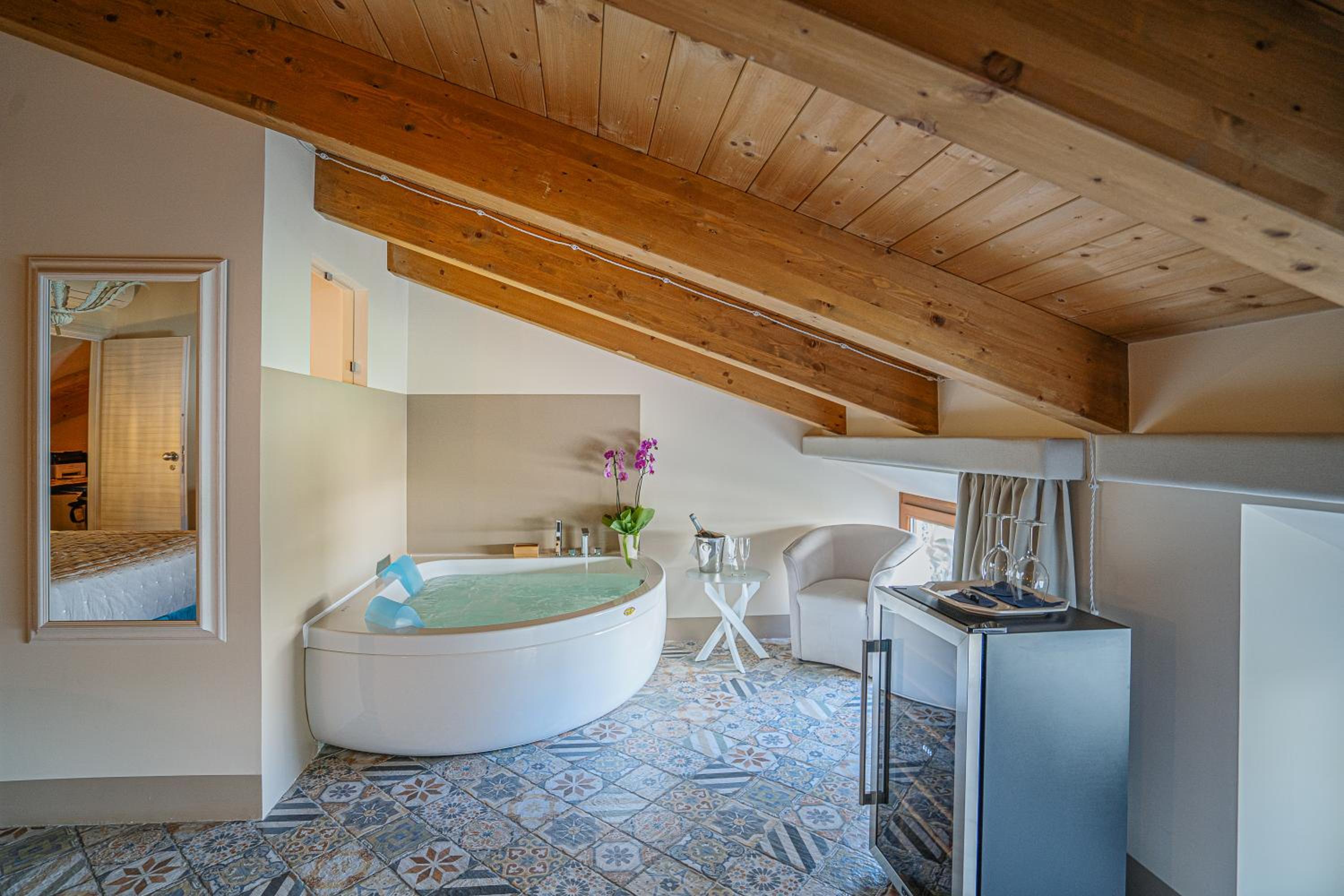 Queen Room with Spa Bath - Photo 9