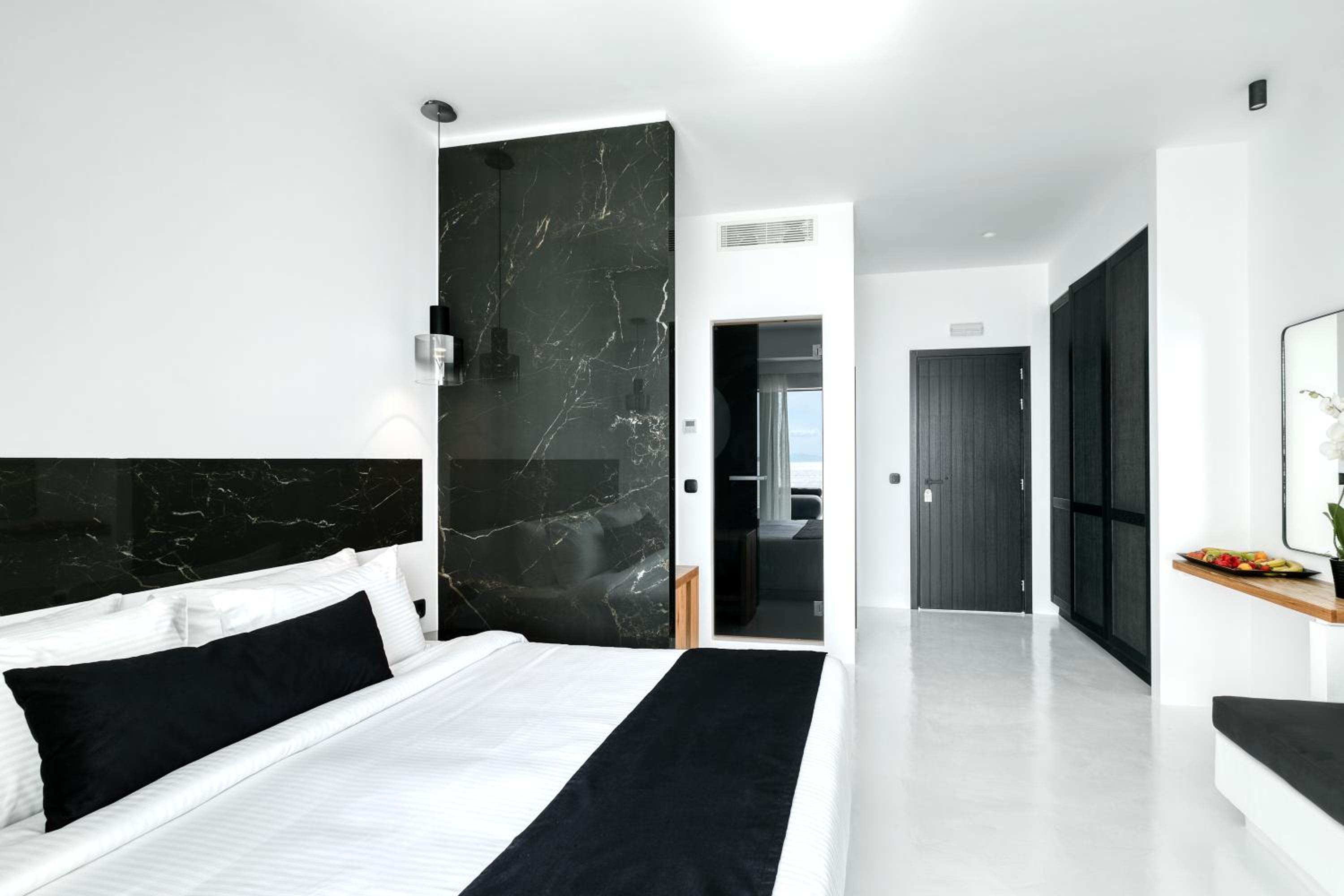 Honeymoon Suite with Private Pool photo 3