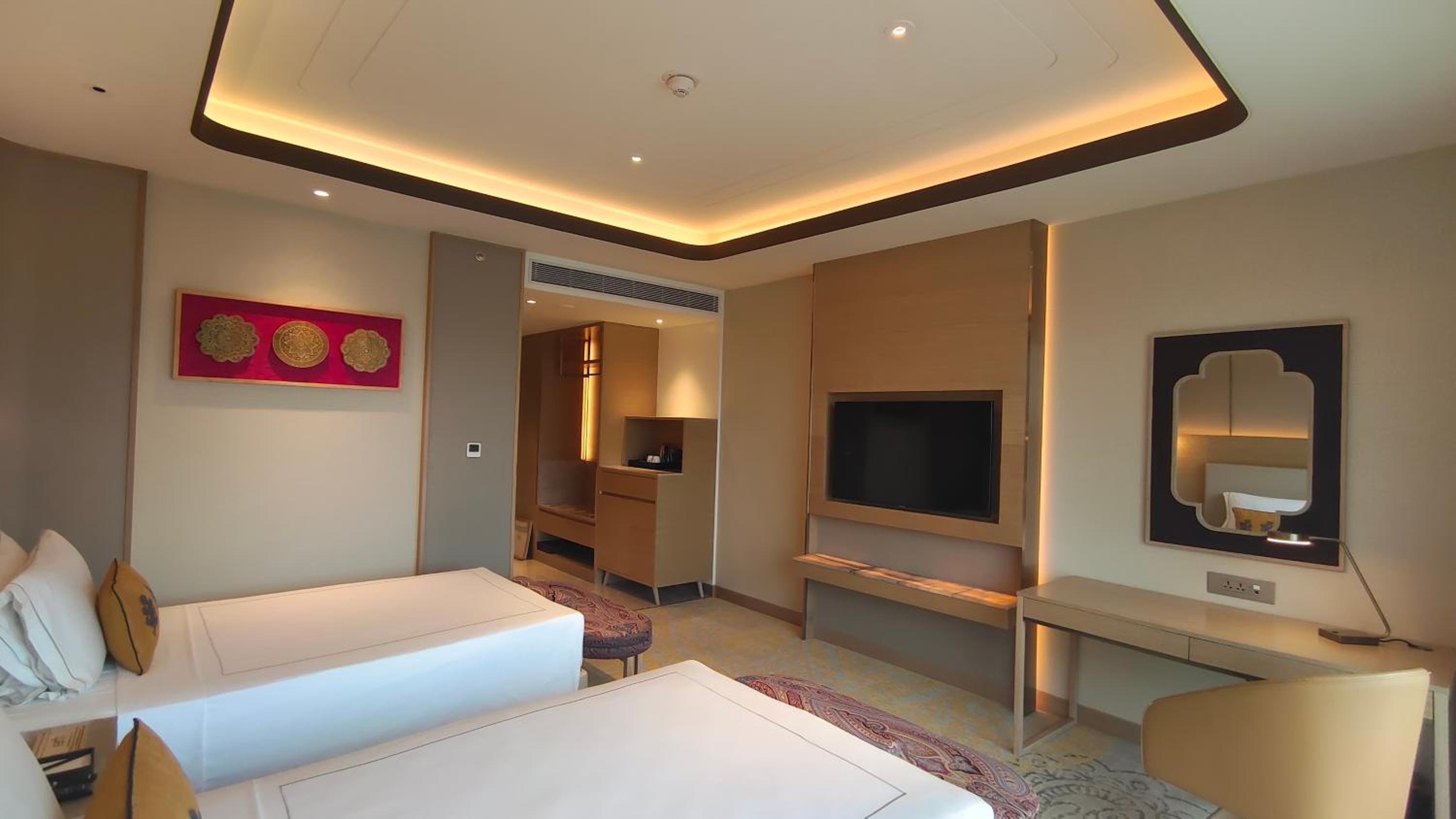 Luxury Grande Lake View Twin Bed photo 2
