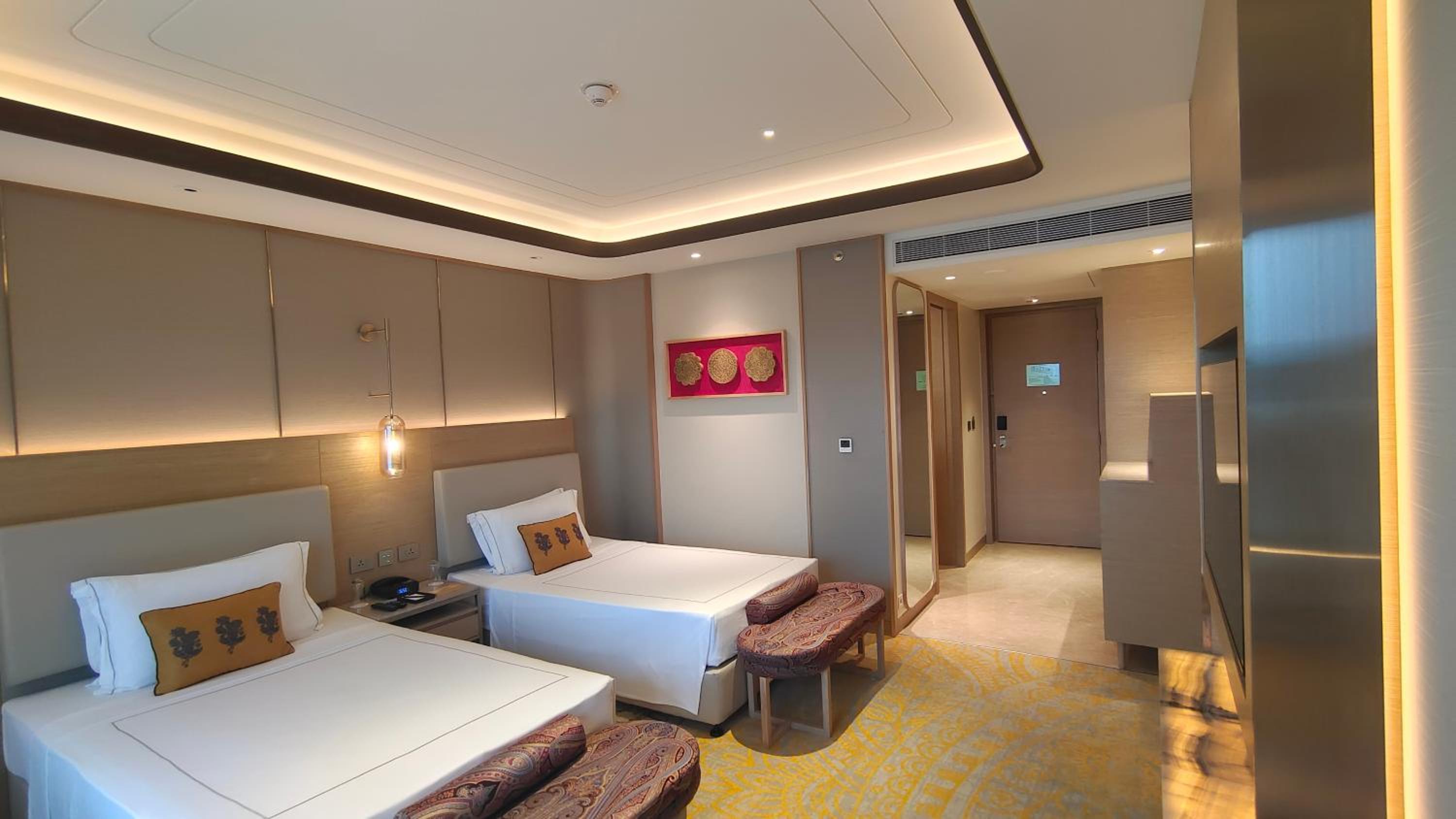 Luxury Grande Lake View Twin Bed photo 3