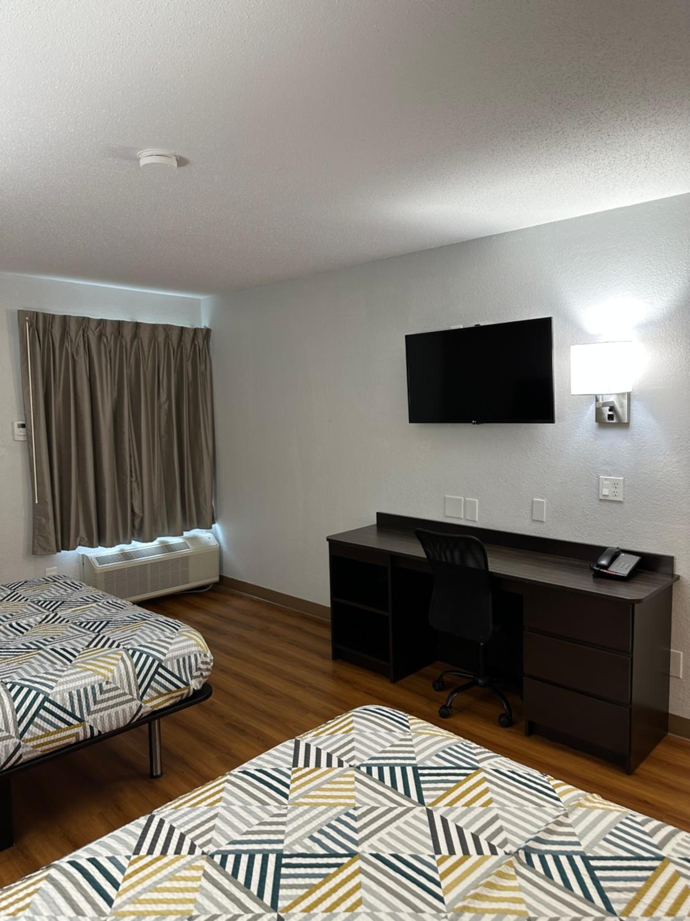 Deluxe Queen Room with Two Queen Beds - Smoking photo 1