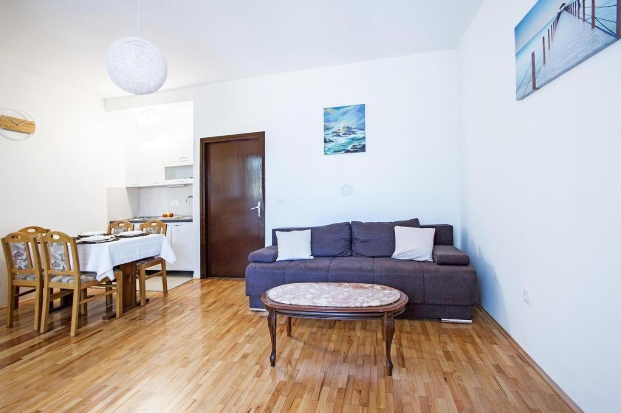 One-Bedroom Apartment photo 3
