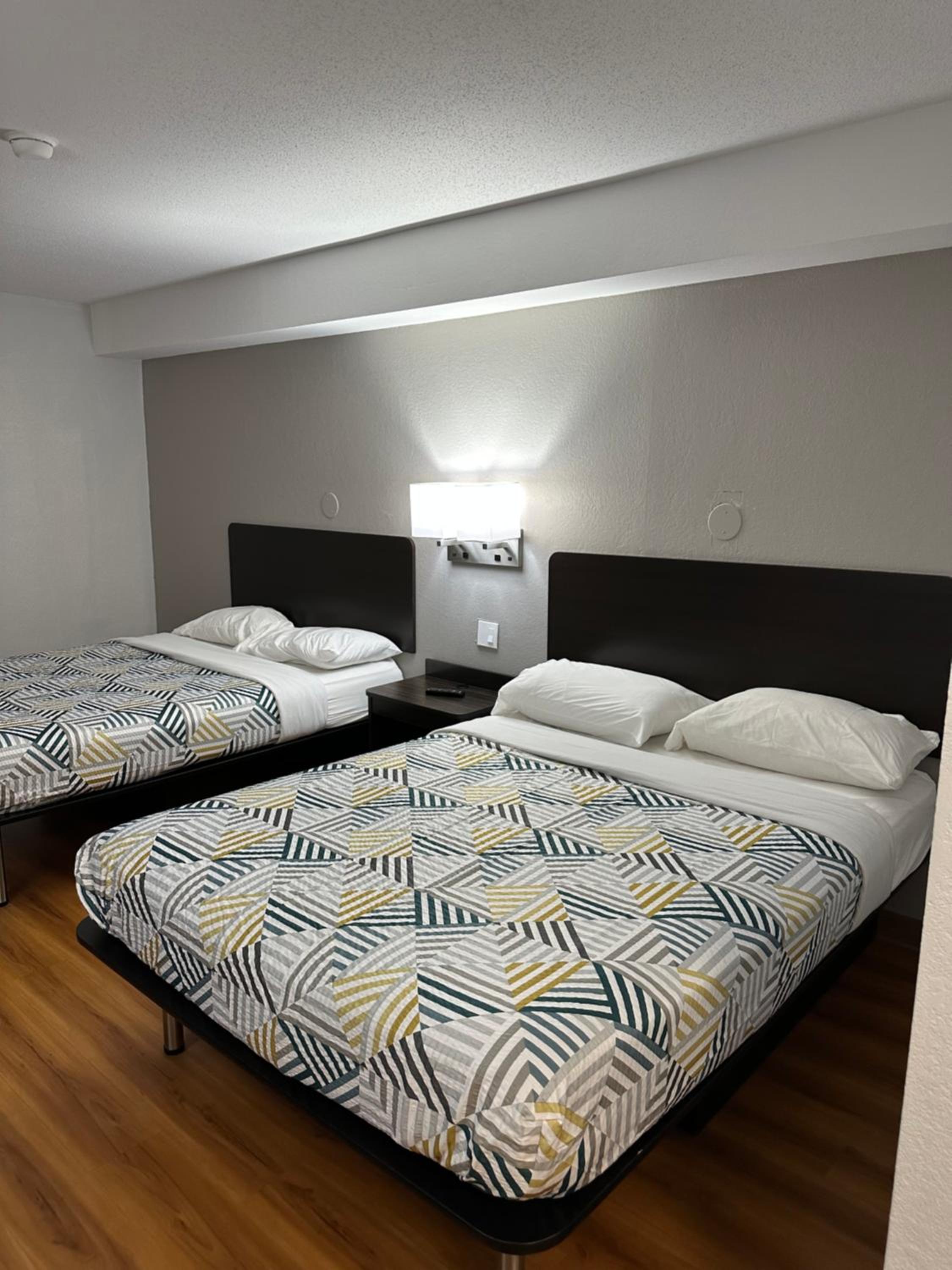 Deluxe Queen Room with Two Queen Beds - Smoking photo 3