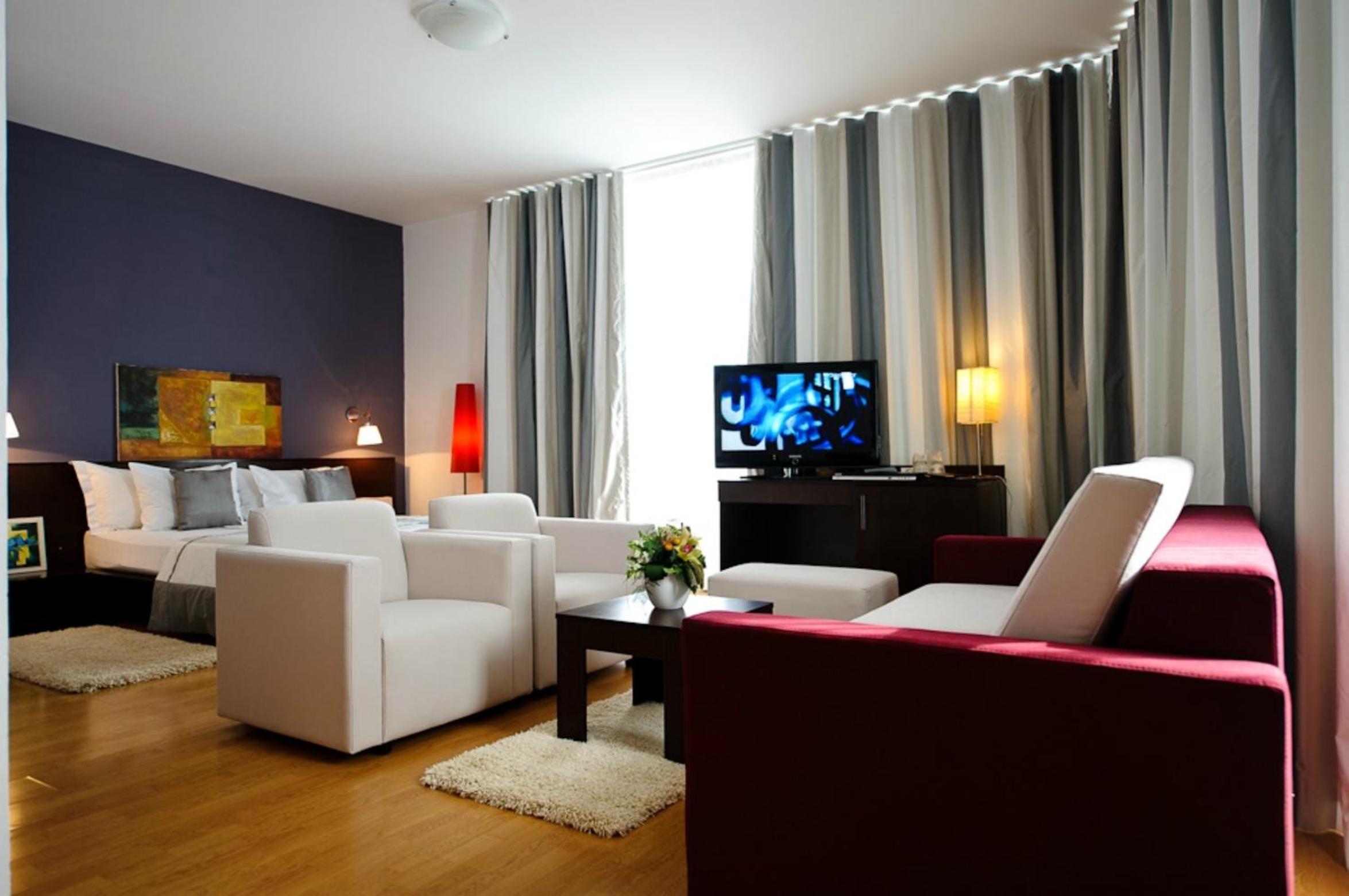 Junior Suite with Balcony - Photo 12