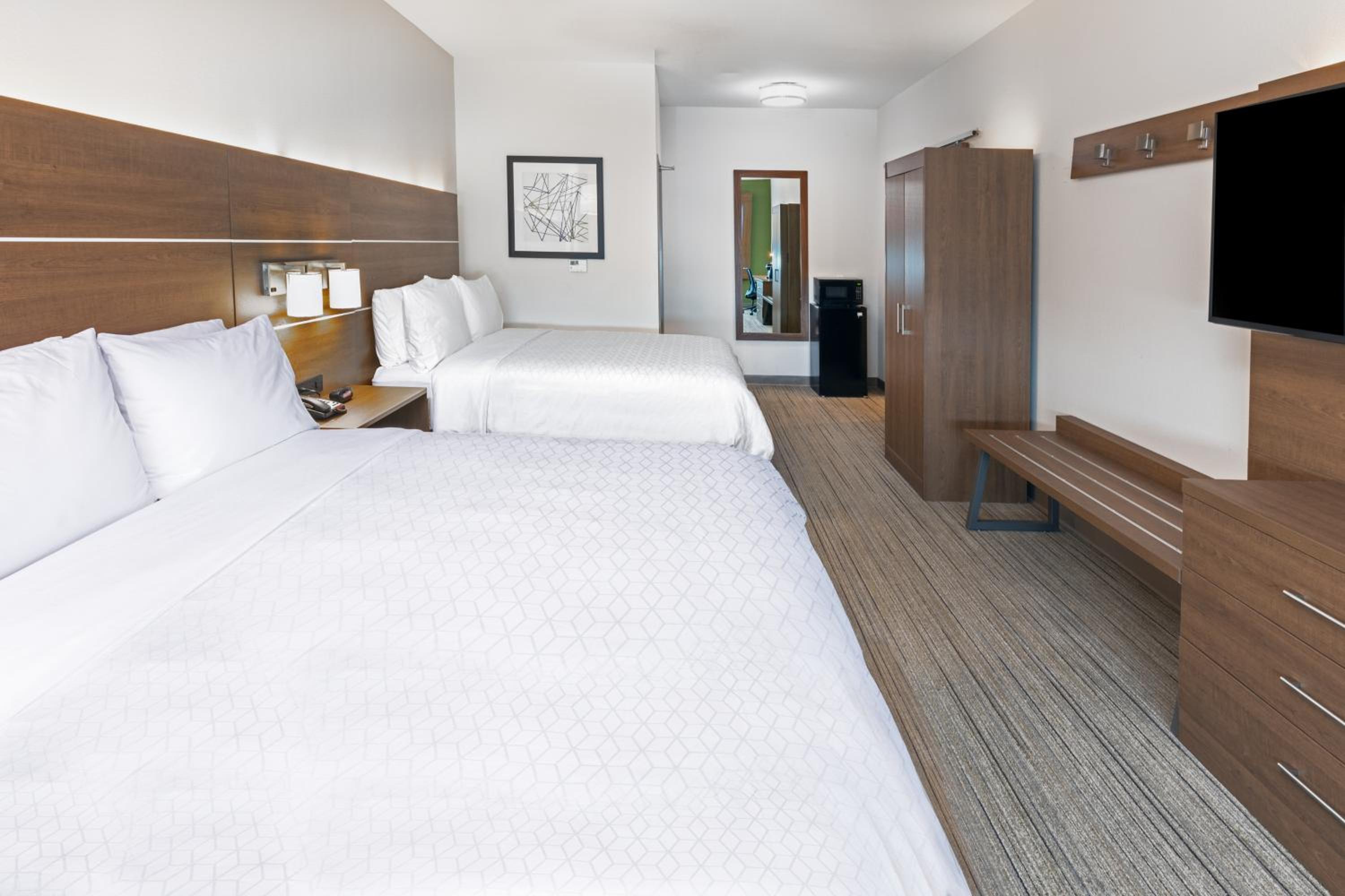 Standard Queen Room with Two Queen Beds - Photo 3