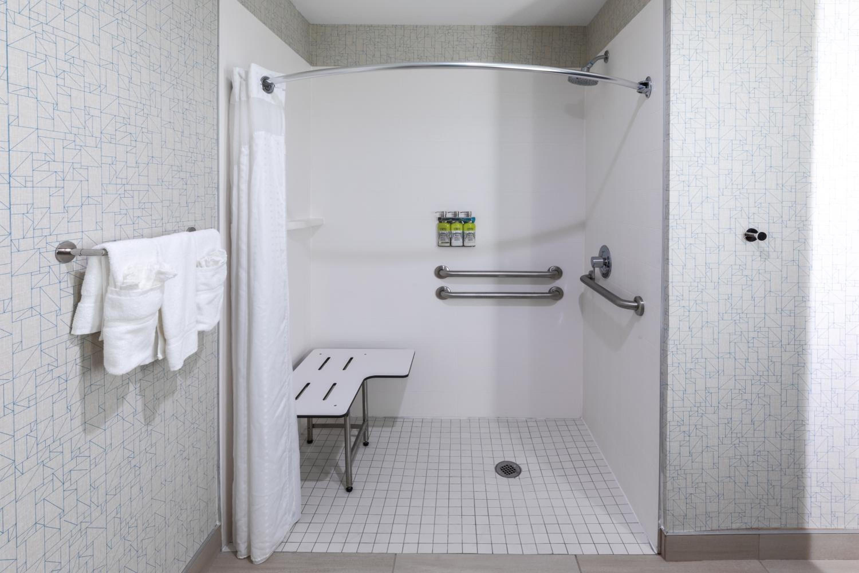 Standard Queen Room with Two Queen Beds - Communications Accessible - Photo 2