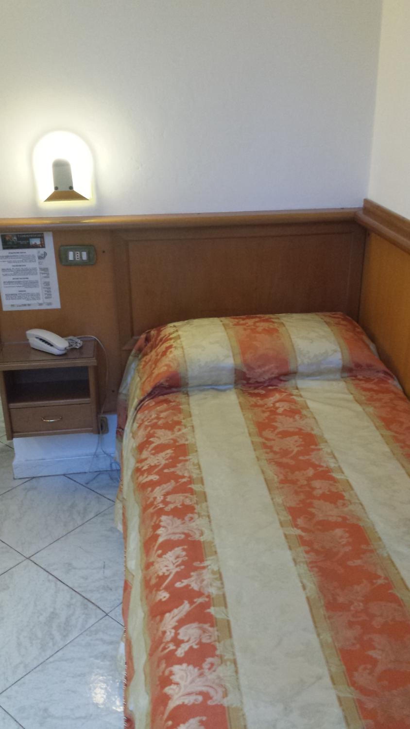 Single Room with Private Bathroom photo 3