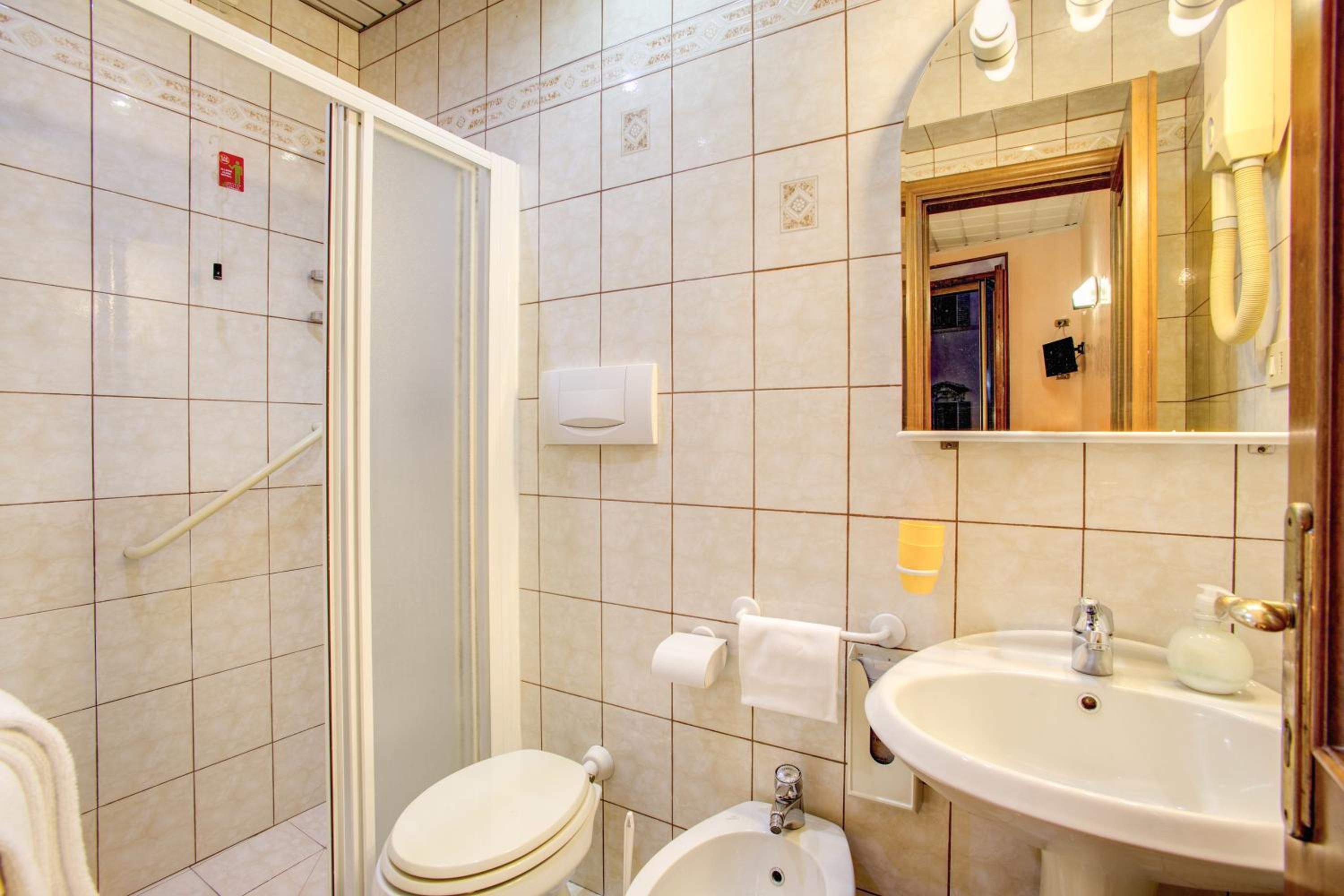 Double or Twin Room with Private Bathroom photo 3