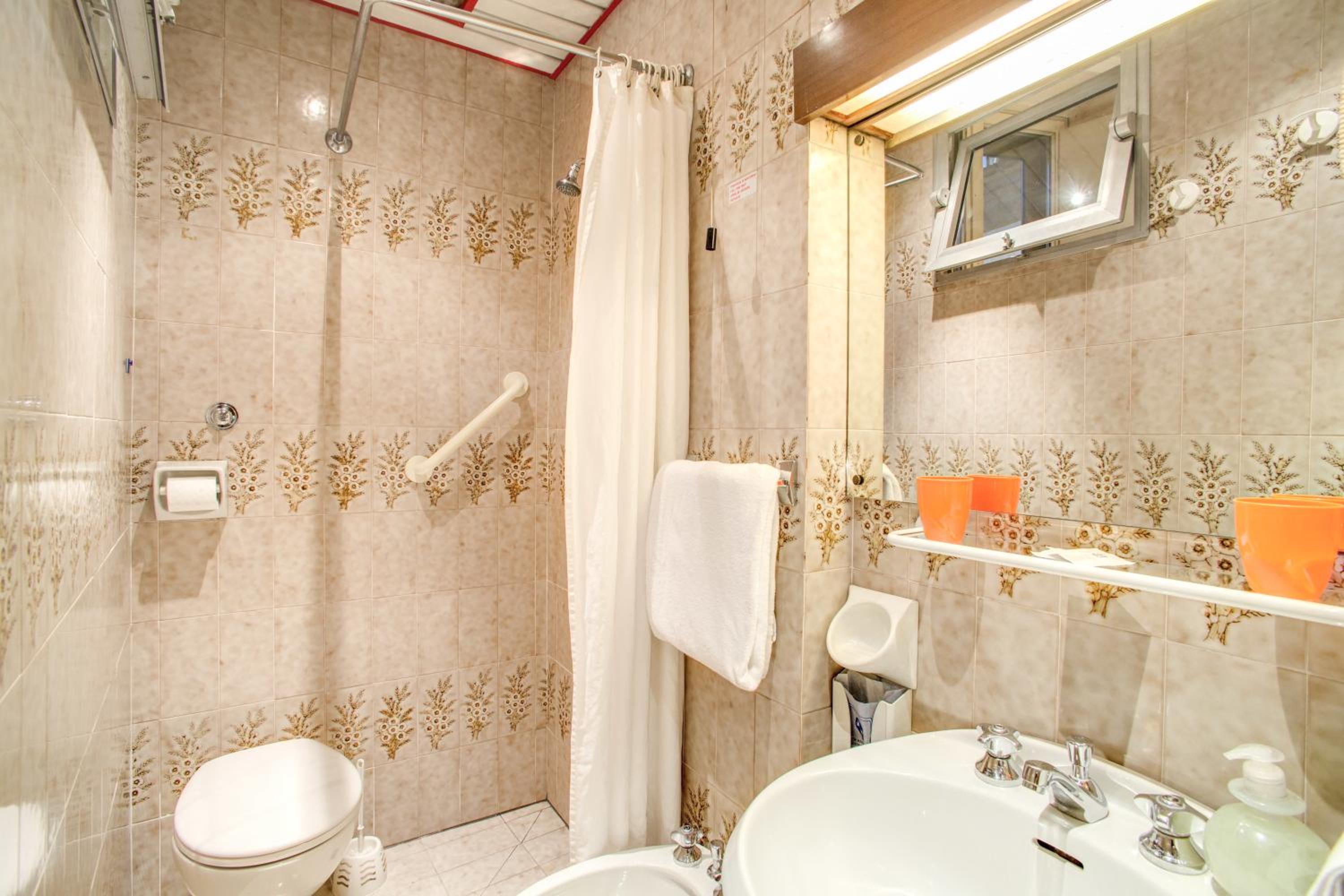 Double or Twin Room with Private Bathroom photo 2
