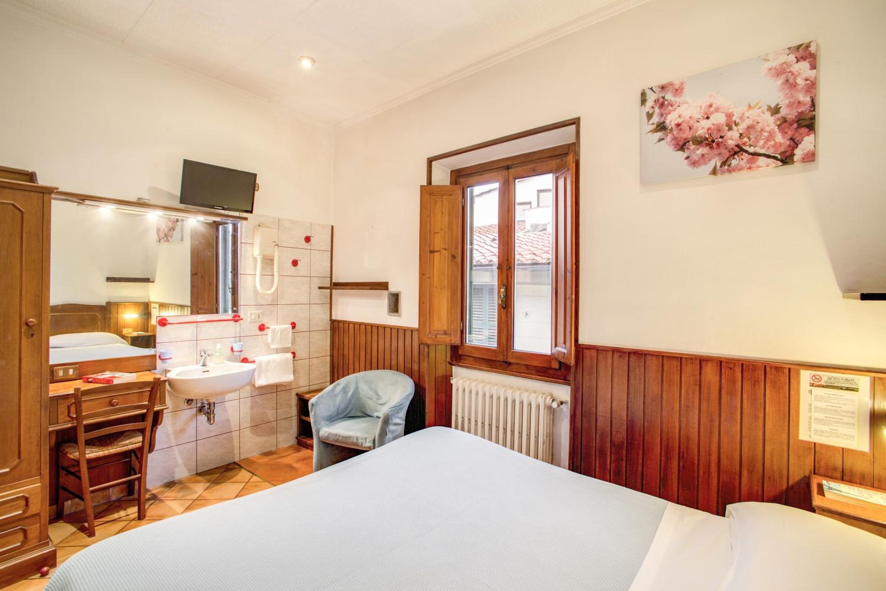 Double or Twin Room with Shared Bathroom photo 2