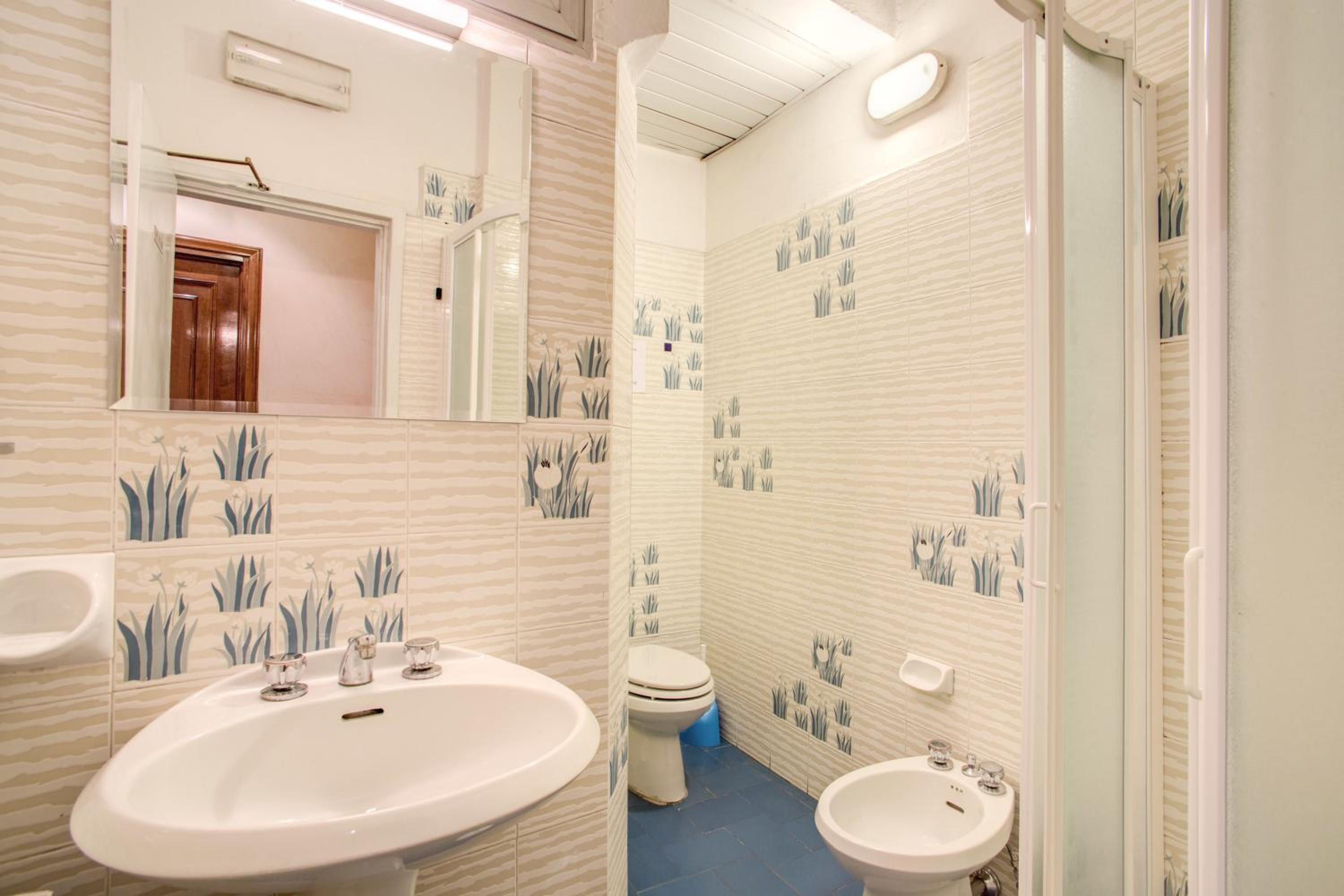 Single Room with Shared Bathroom photo 2