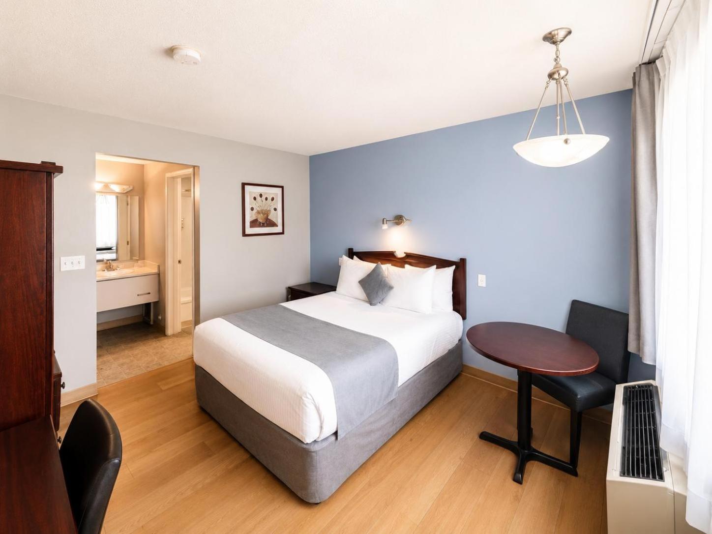 Queen Room - Pet Friendly/Non-Smoking