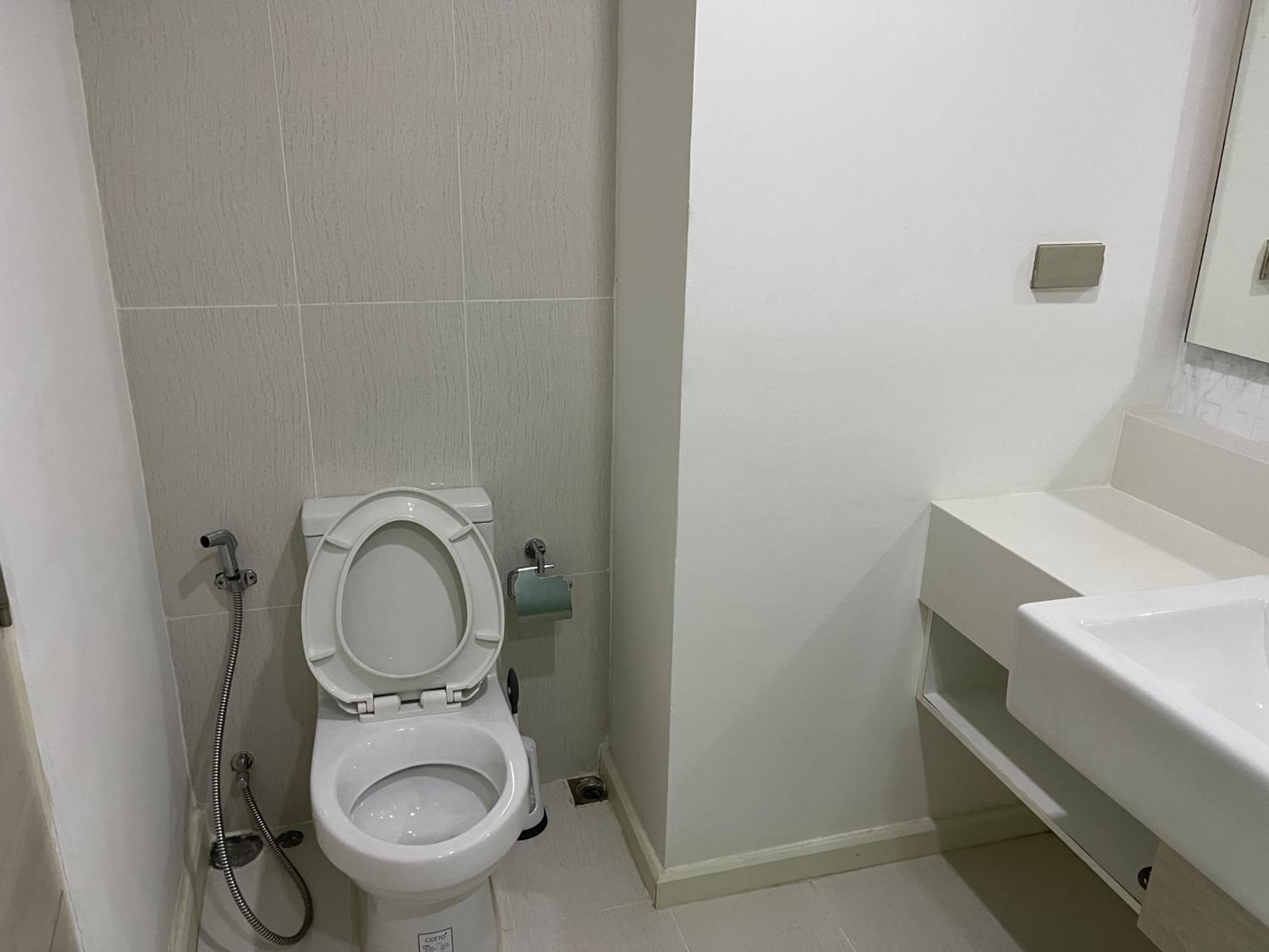 One-Bedroom Apartment with Balcony and City View photo 2