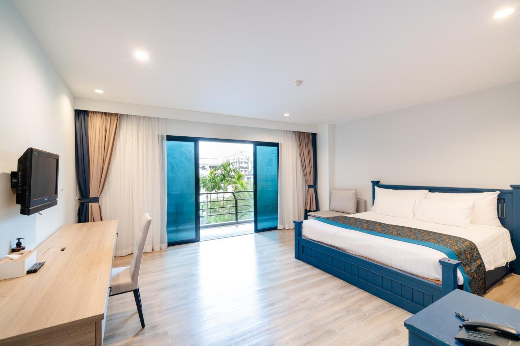 Grand Deluxe Double Bed with Pool View + Free Coworking Space