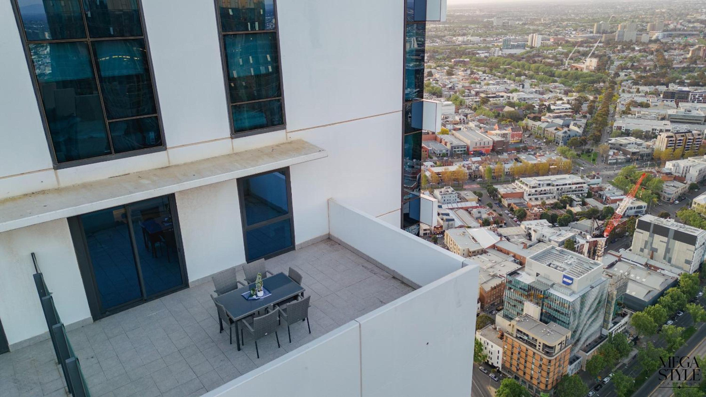 Apartment with Balcony - Photo 25