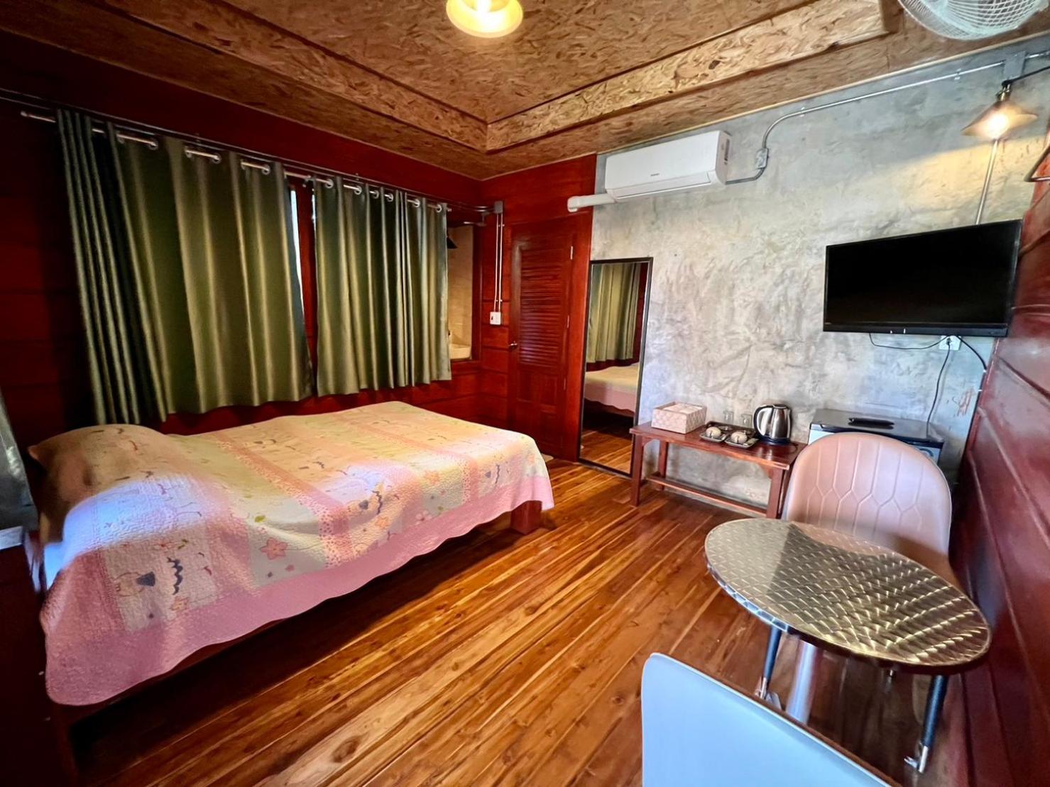 Family Room with Balcony photo 2