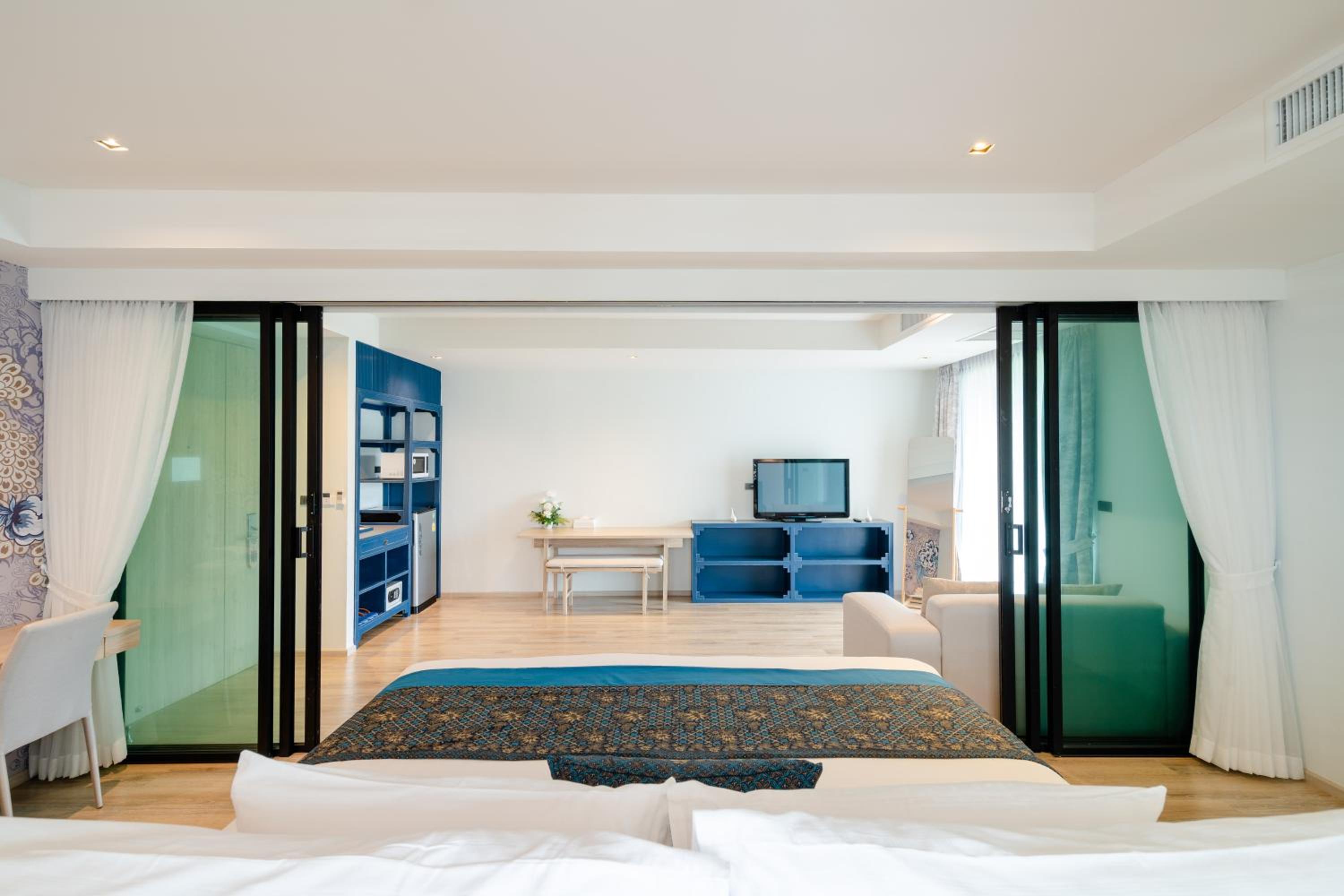 One-Bedroom Suite + Free Coworking Space