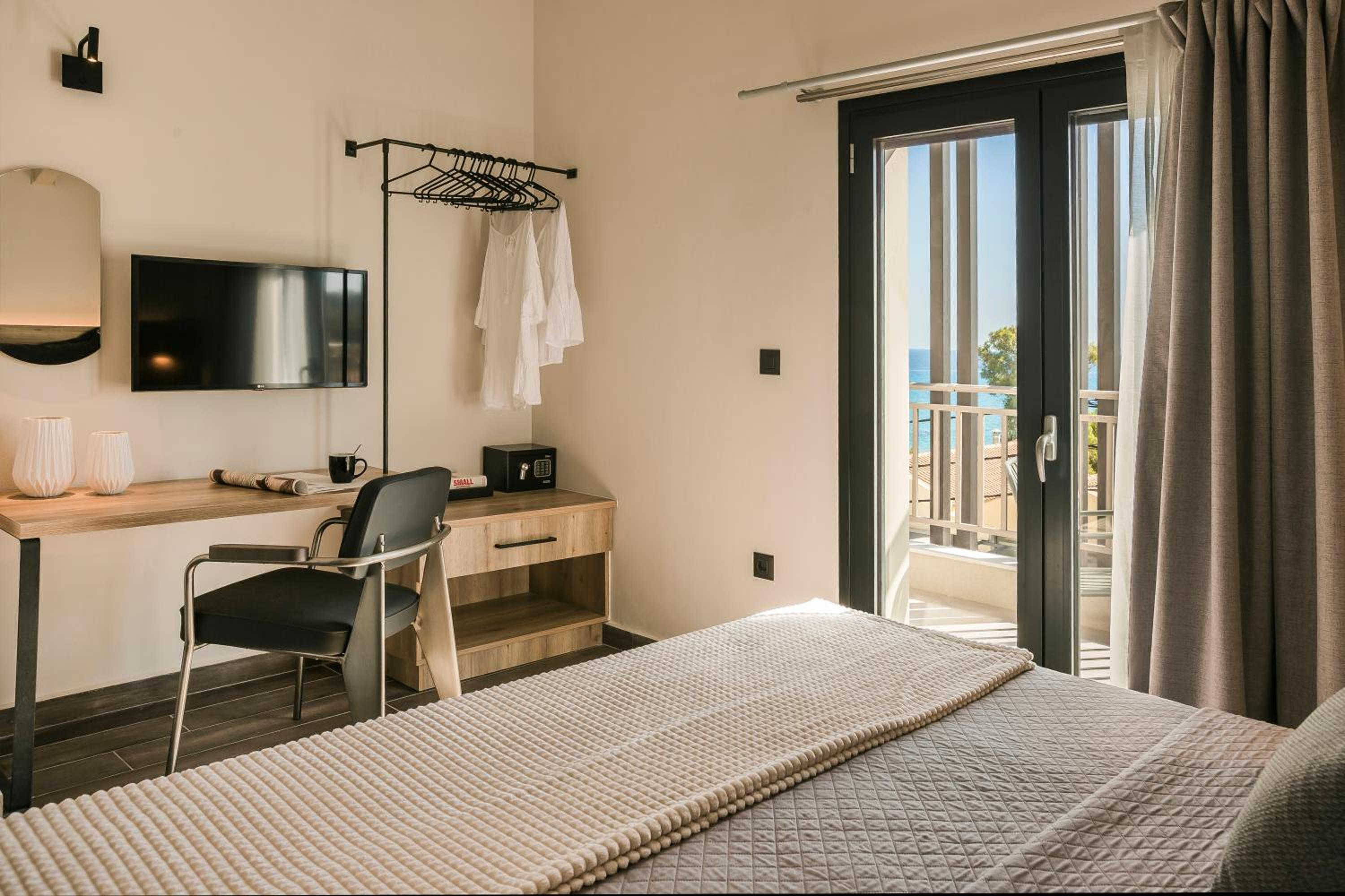Junior Suite with Sea View - Photo 2