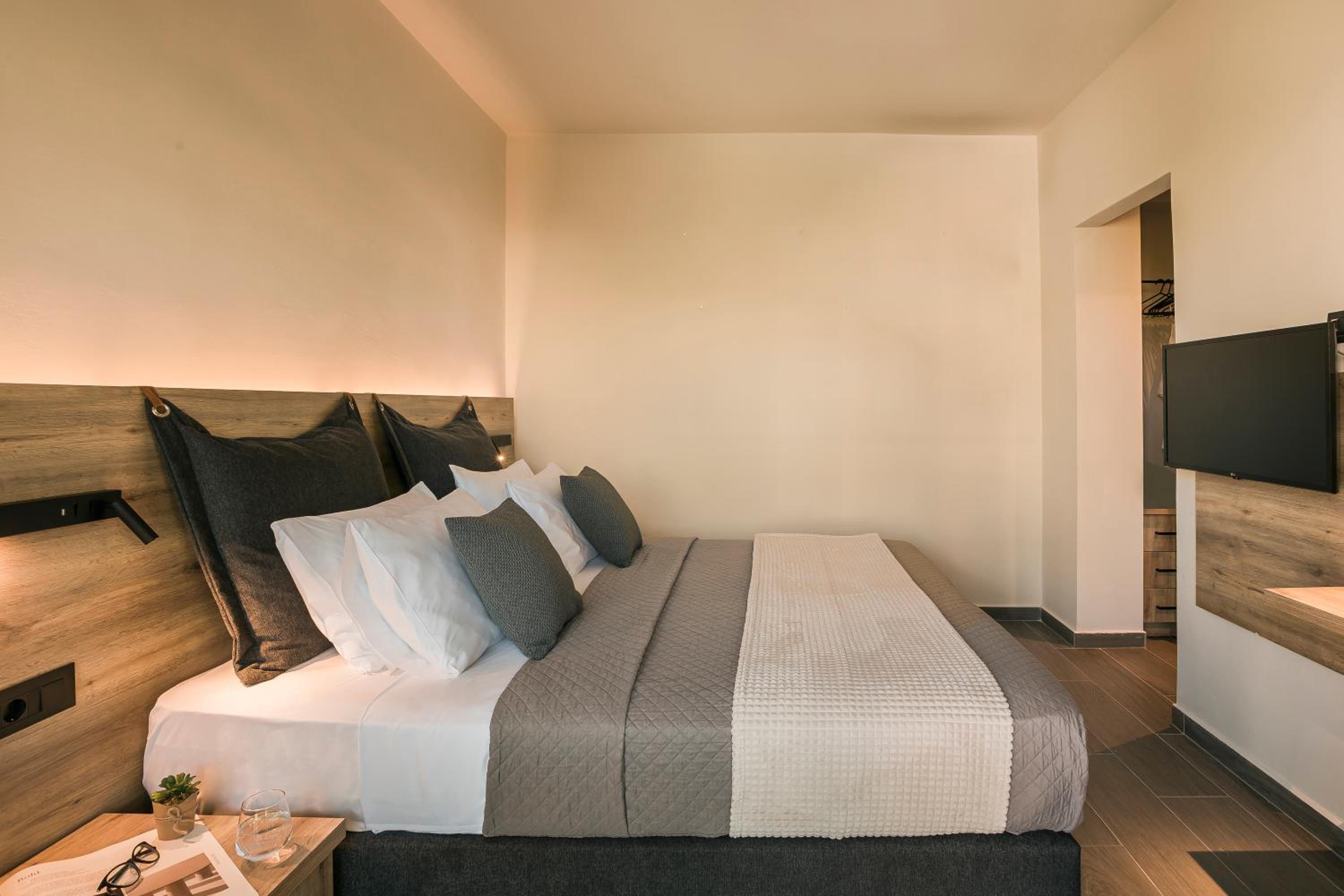 Deluxe Double Room with Side Sea View
