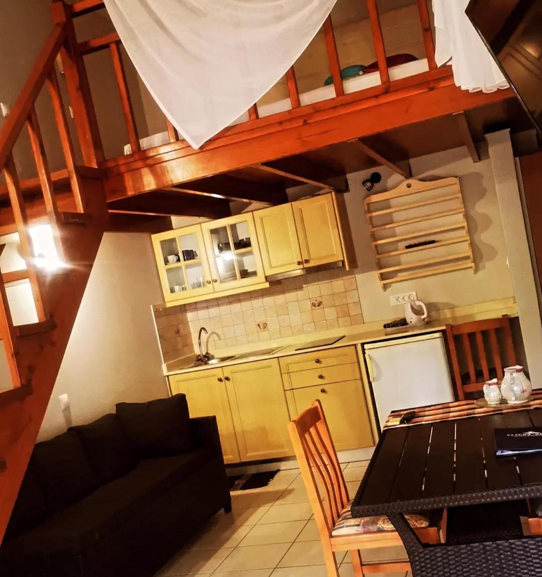 Apartment - Split Level - Photo 3