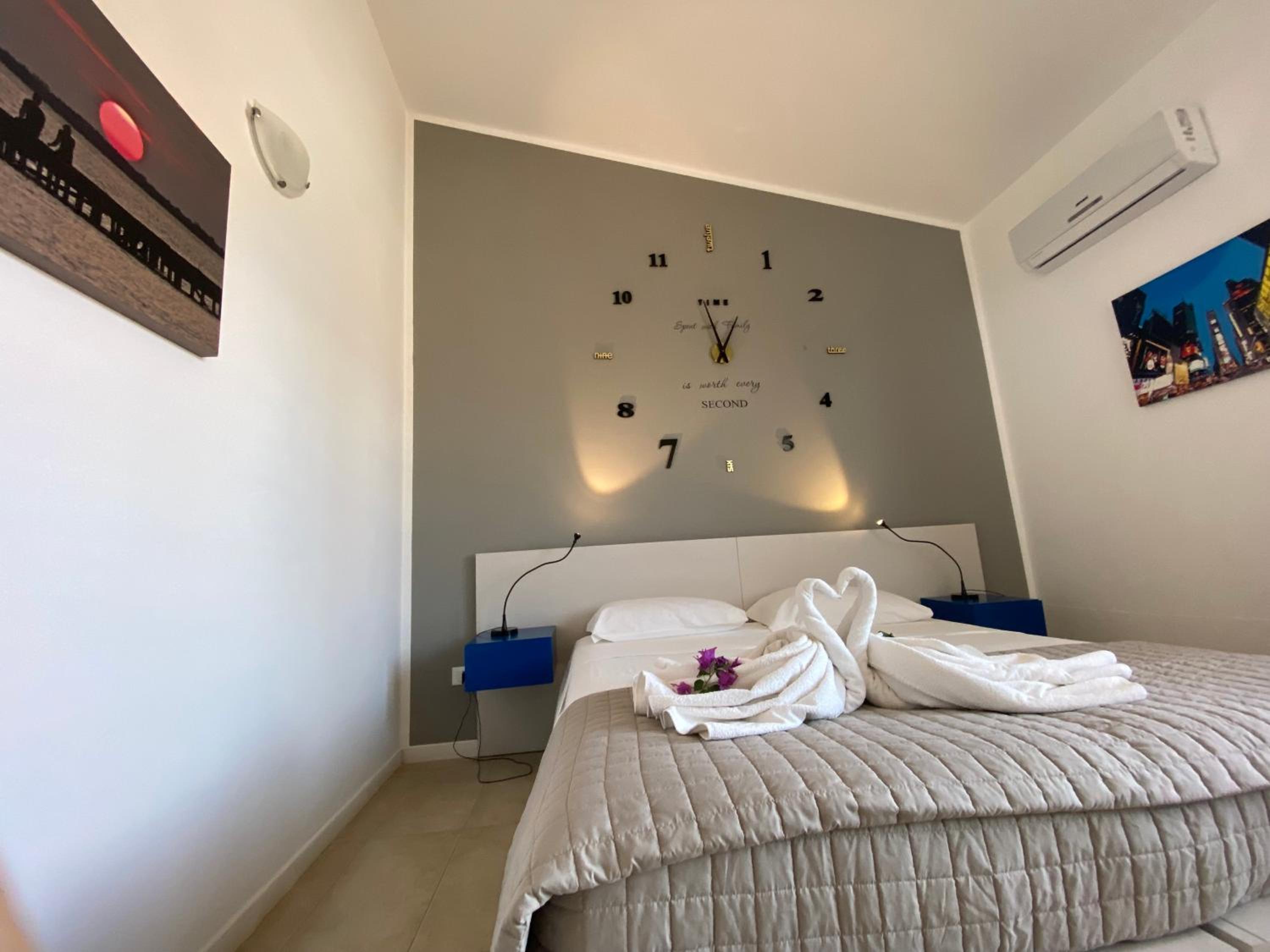 Deluxe Double Room with Side Sea View photo 1