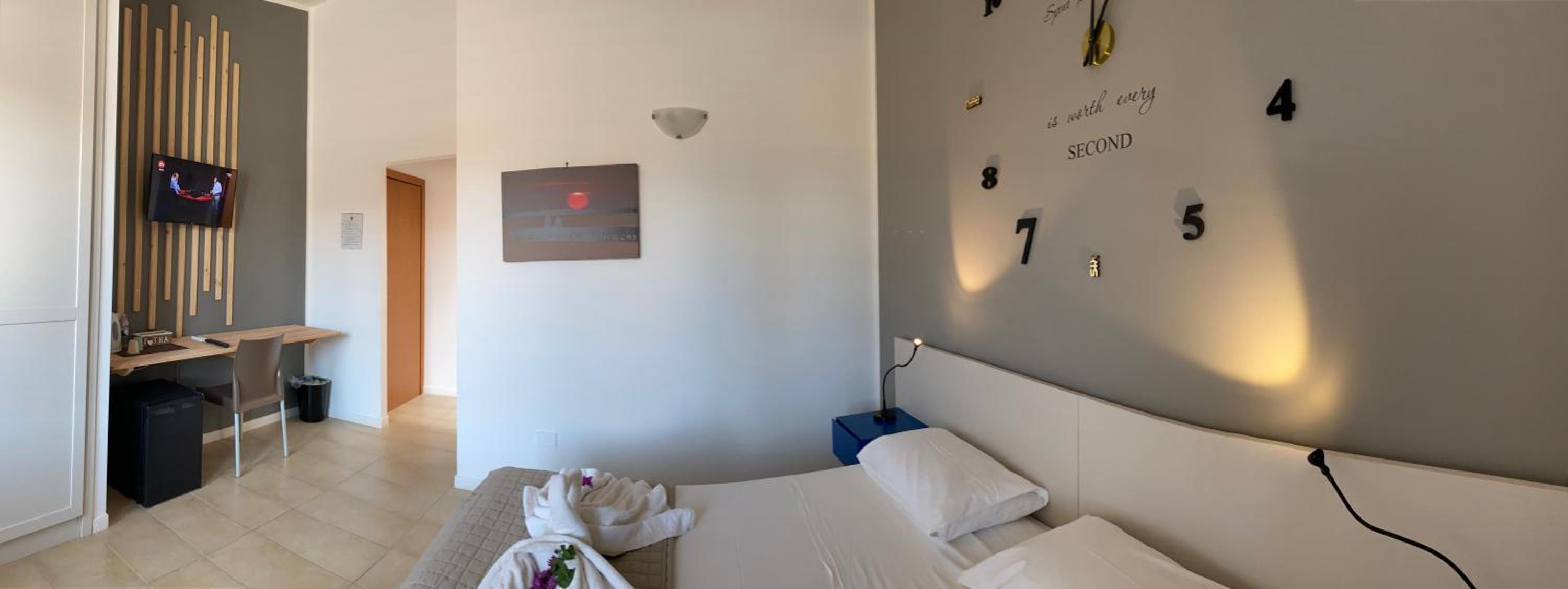Deluxe Double Room with Balcony photo 2