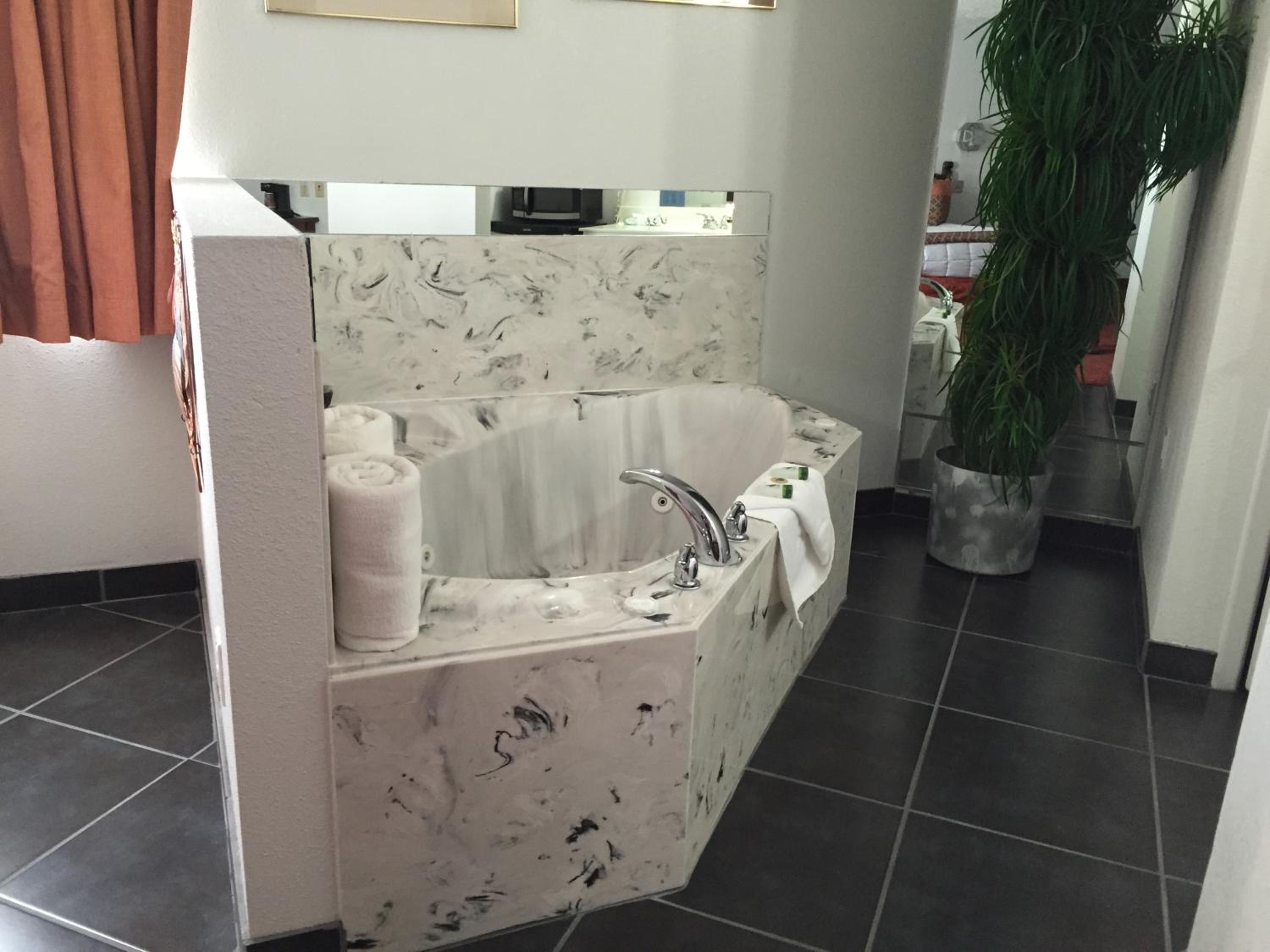 Deluxe King Suite with Hot Tub - Non-Smoking photo 2