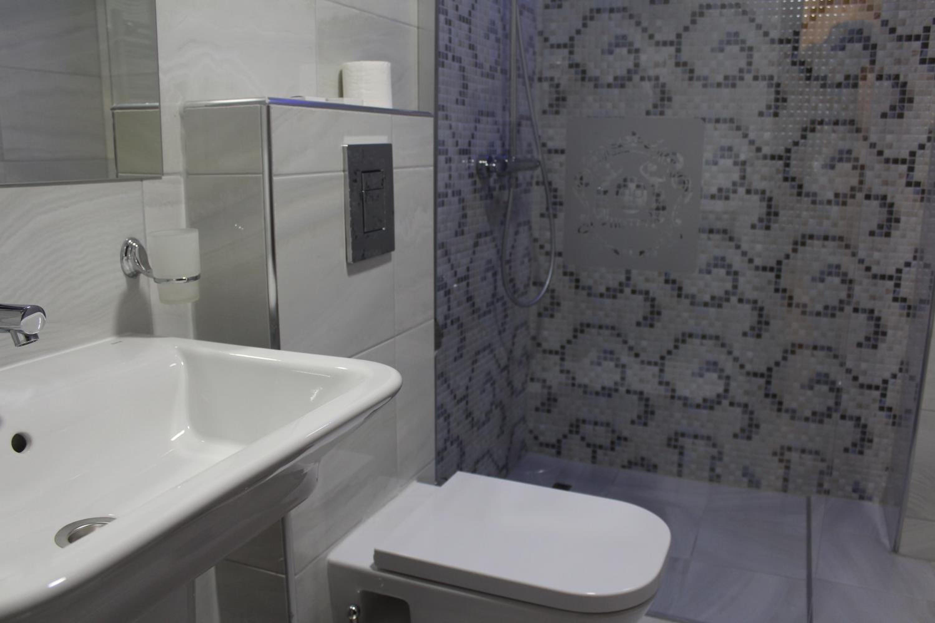 Double or Twin Room with Balcony and Lake View - Photo 7