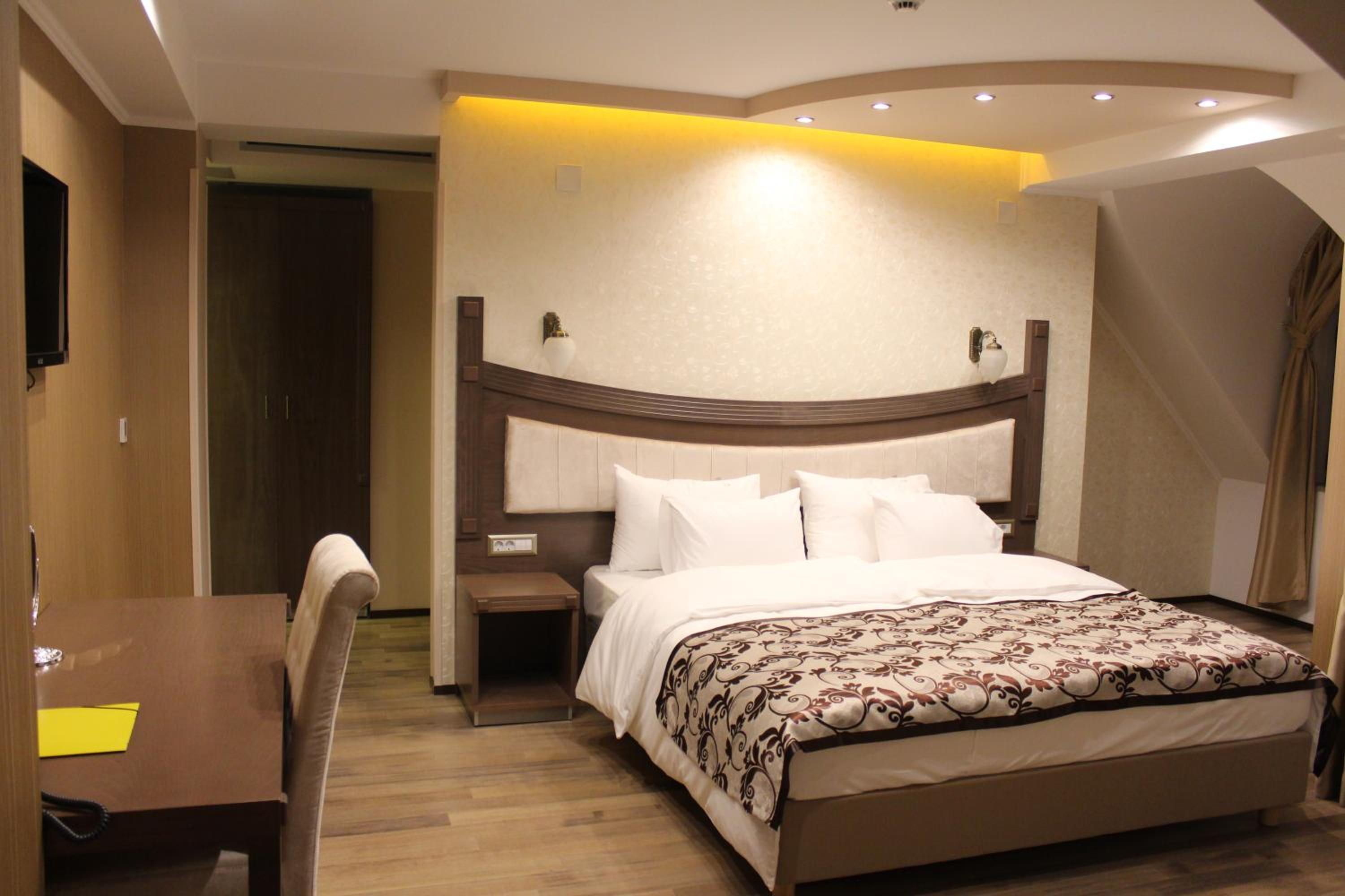 Double or Twin Room with Balcony and Lake View - Photo 15