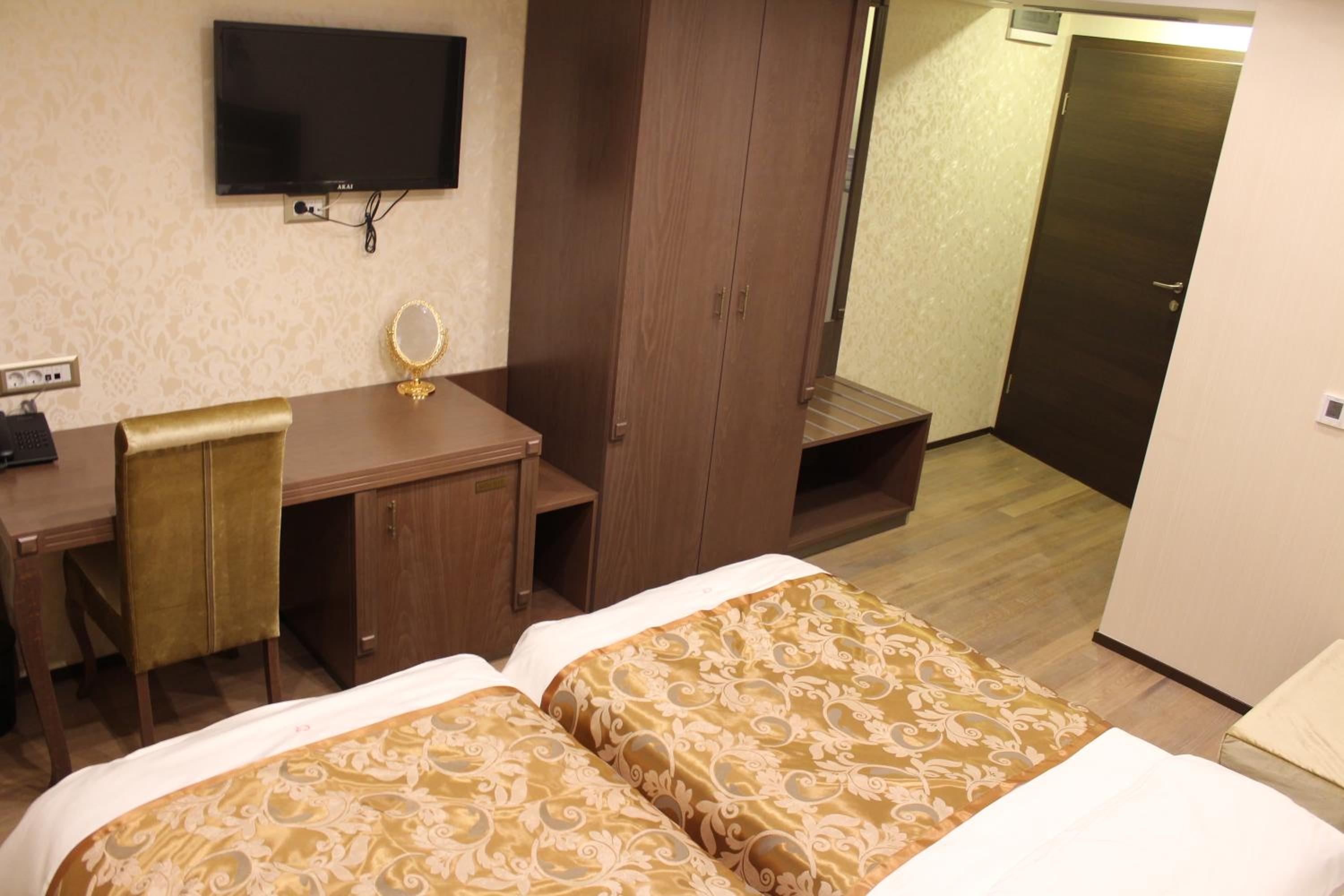 Double or Twin Room with Balcony and Lake View - Photo 9