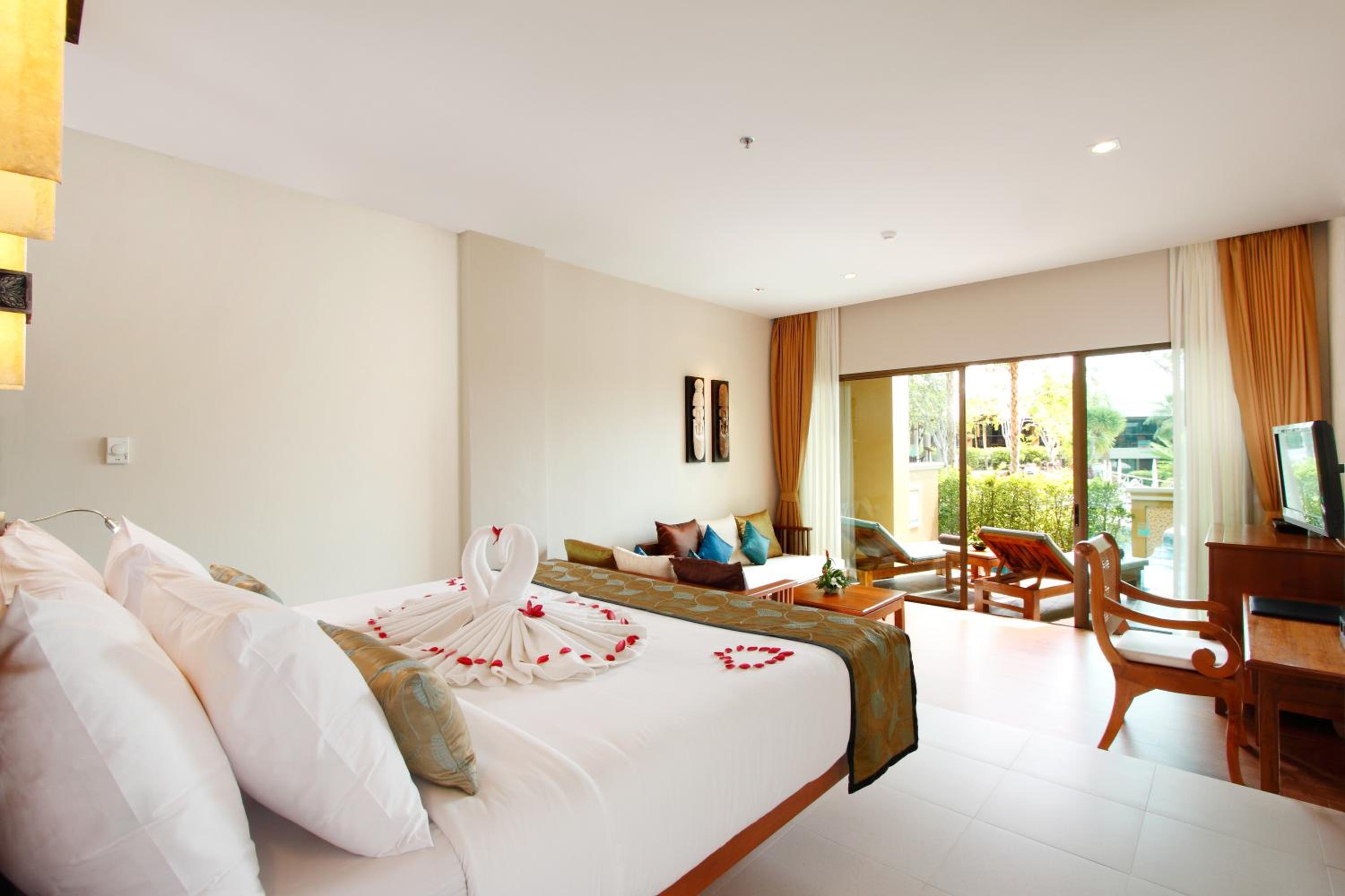 Deluxe Double Room with Pool Access - Photo 5