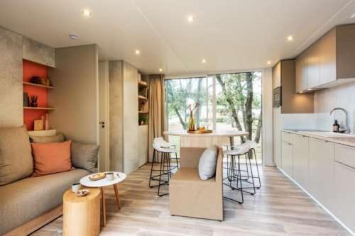 Two-Bedroom Luxury Lodge with Sea View photo 1