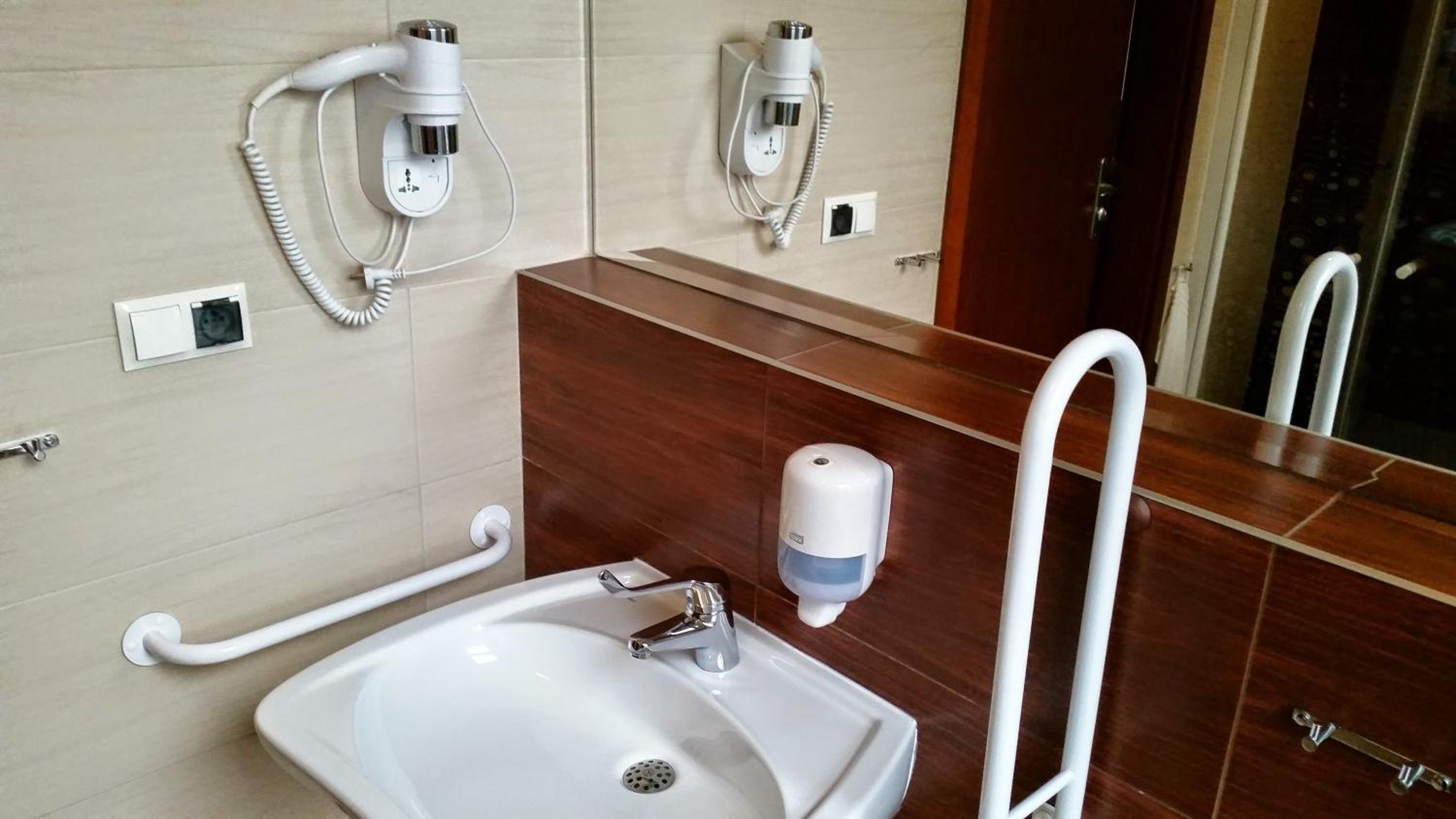 Double or Twin Room - Disability Access - Photo 7