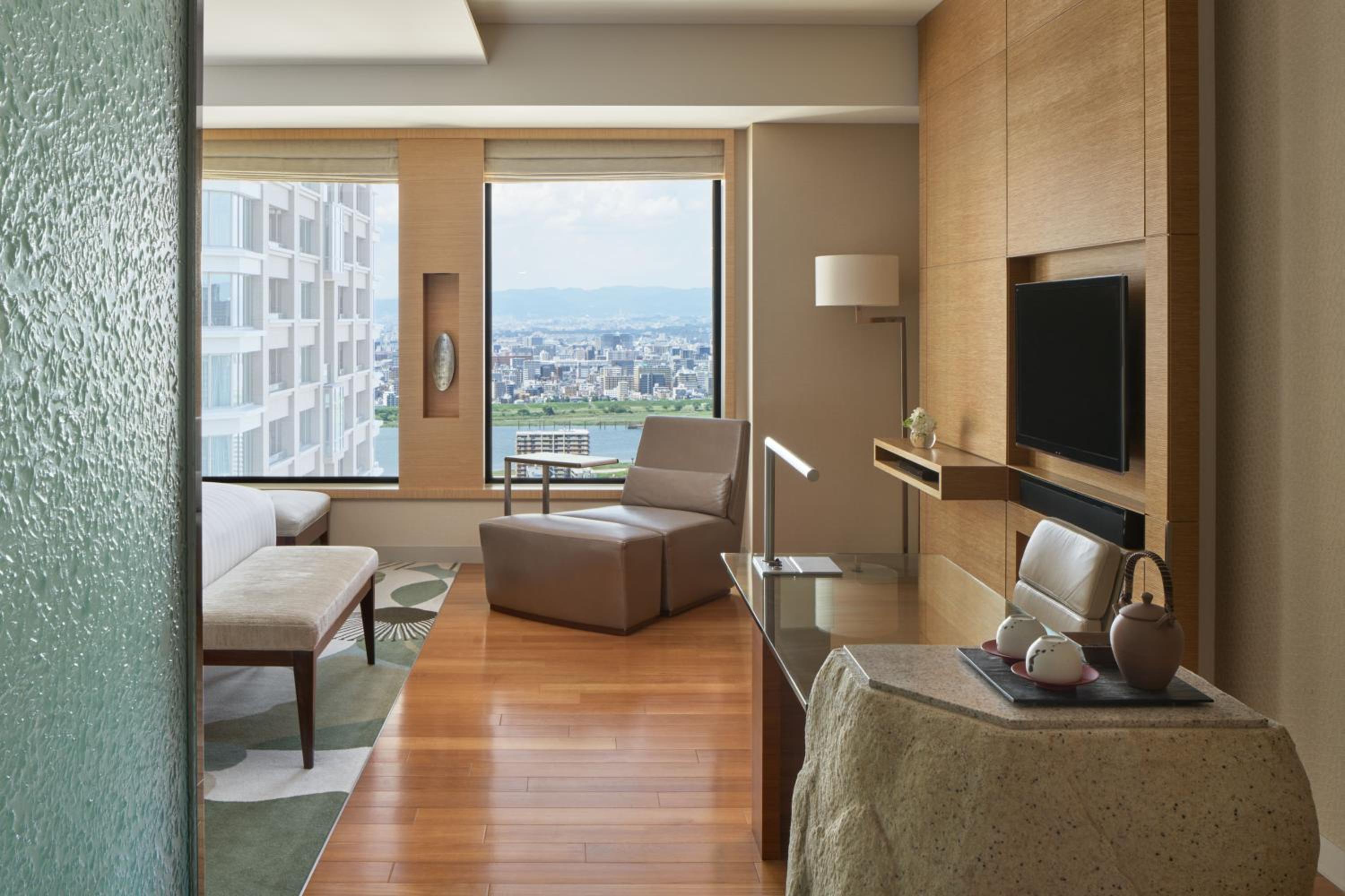 Premium King Room - Photo 4