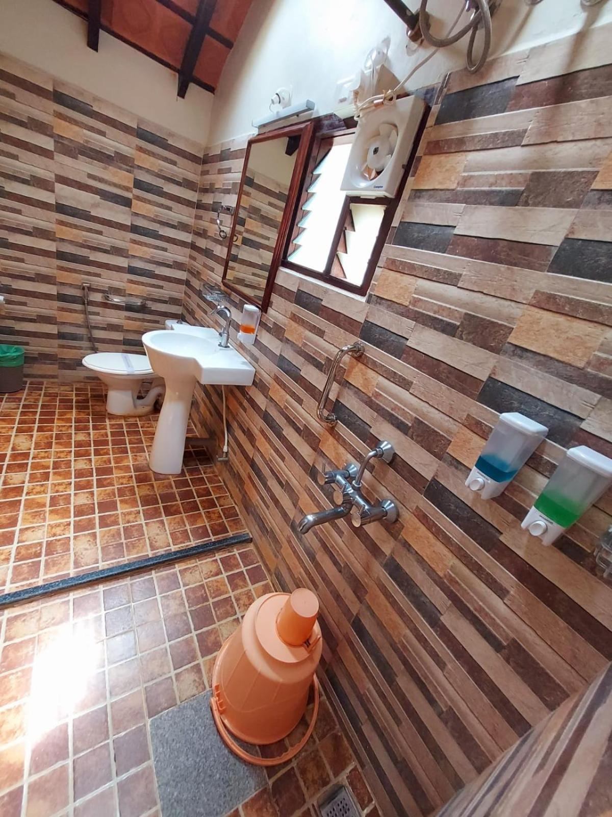 Standard Double Room - Photo 5
