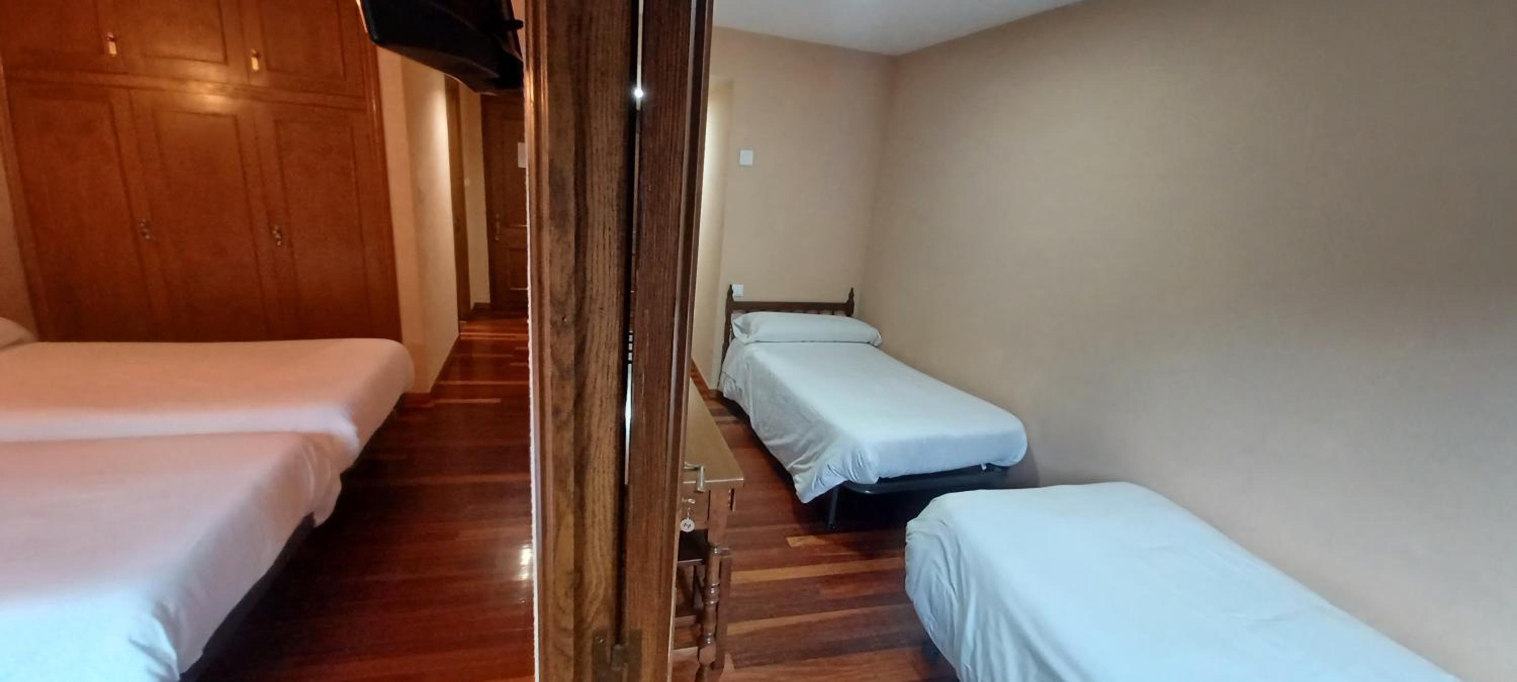 Economy Quadruple Room - Photo 3