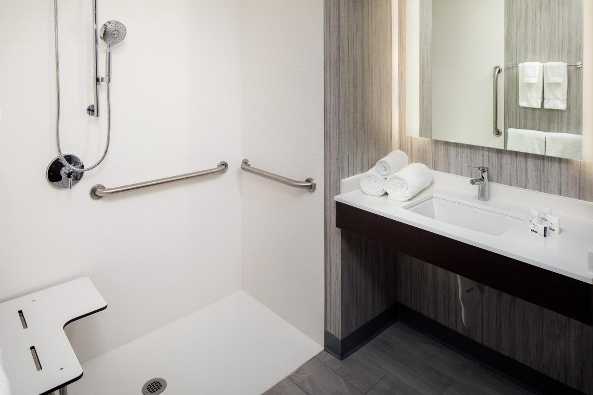 King Room with Roll in Shower - Hearing Accessible/Non-Smoking
