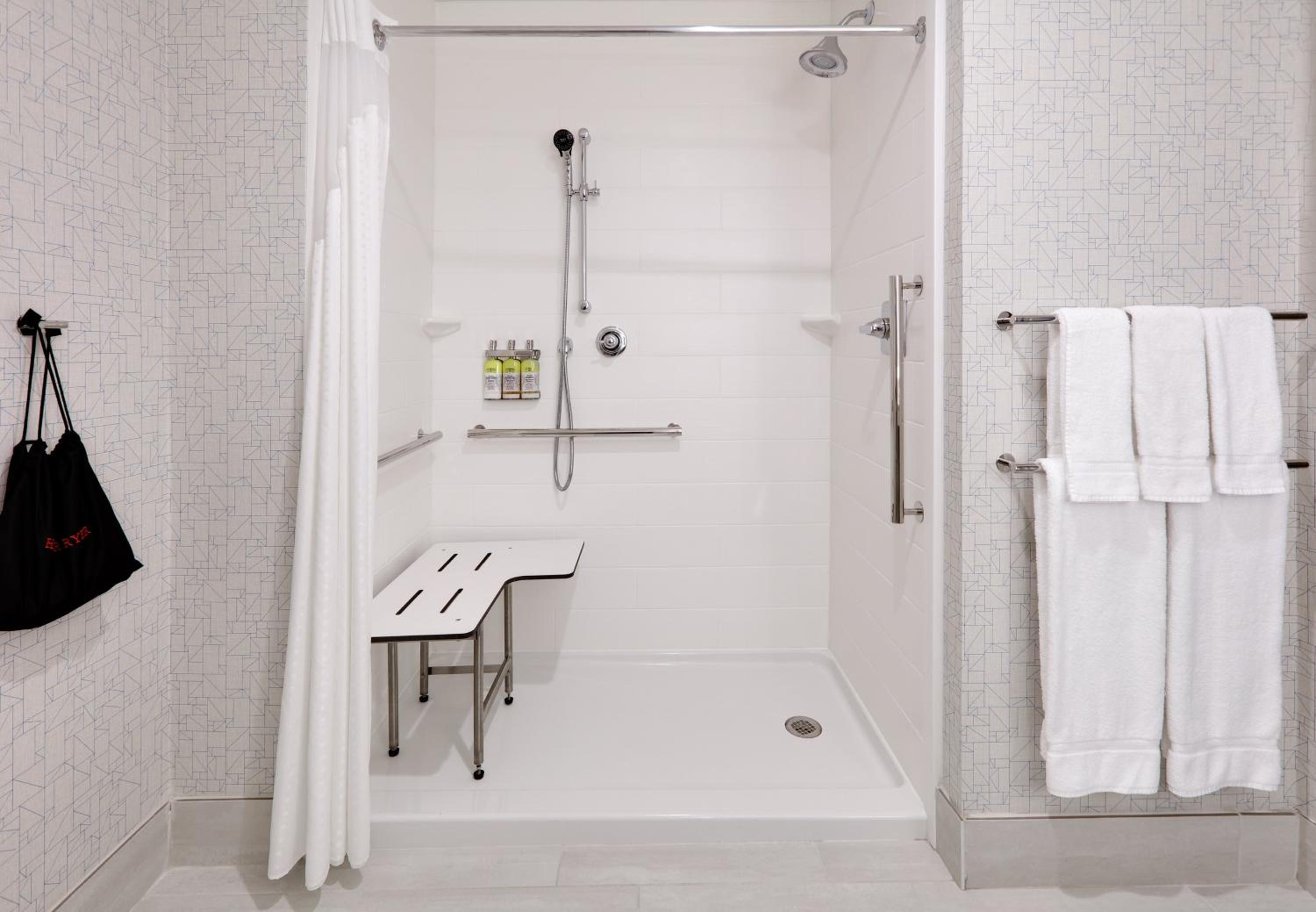 Standard King Room with Transfer Shower - Mobility Access photo 2