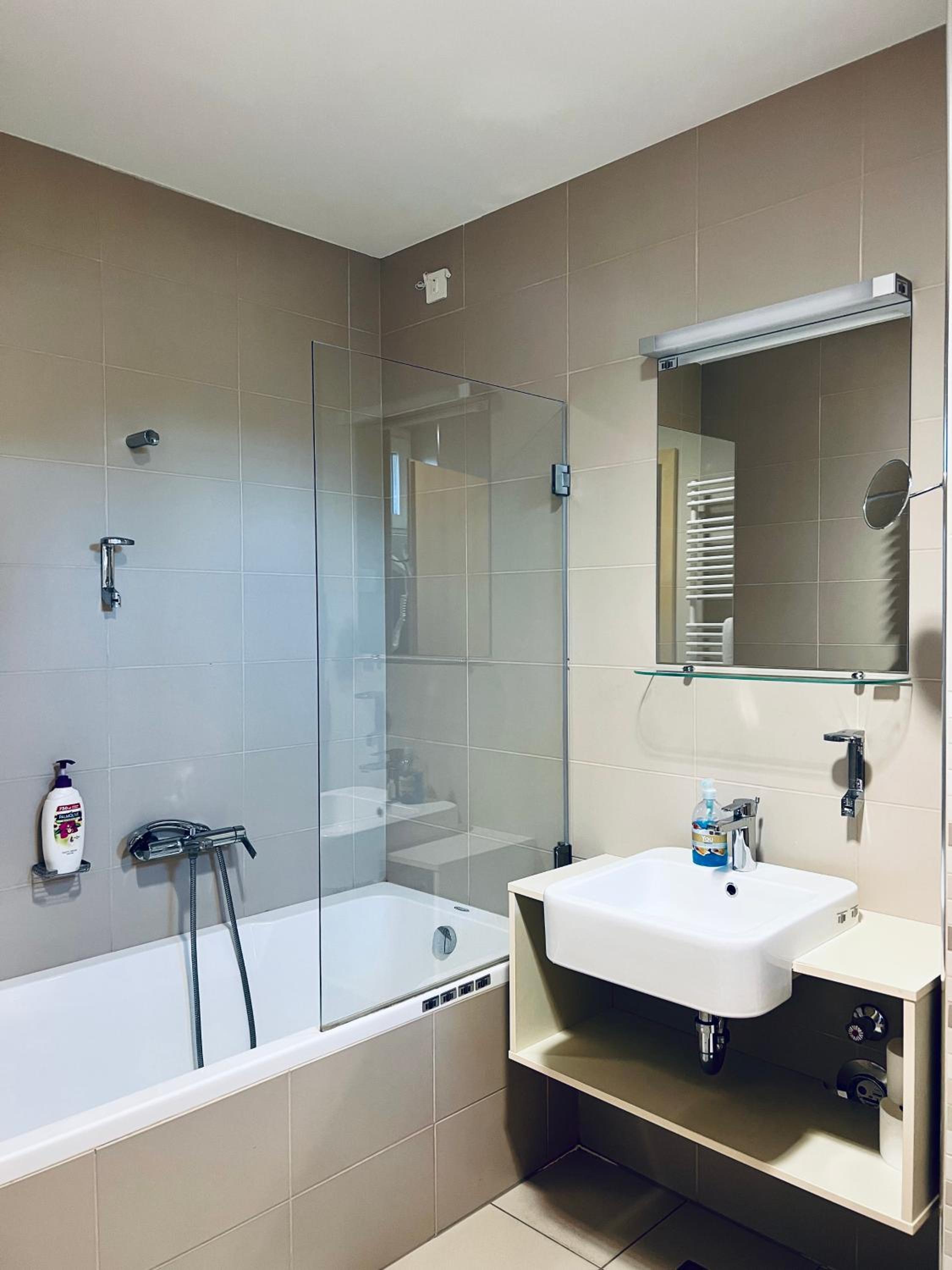 Single Room with Private Bathroom photo 3