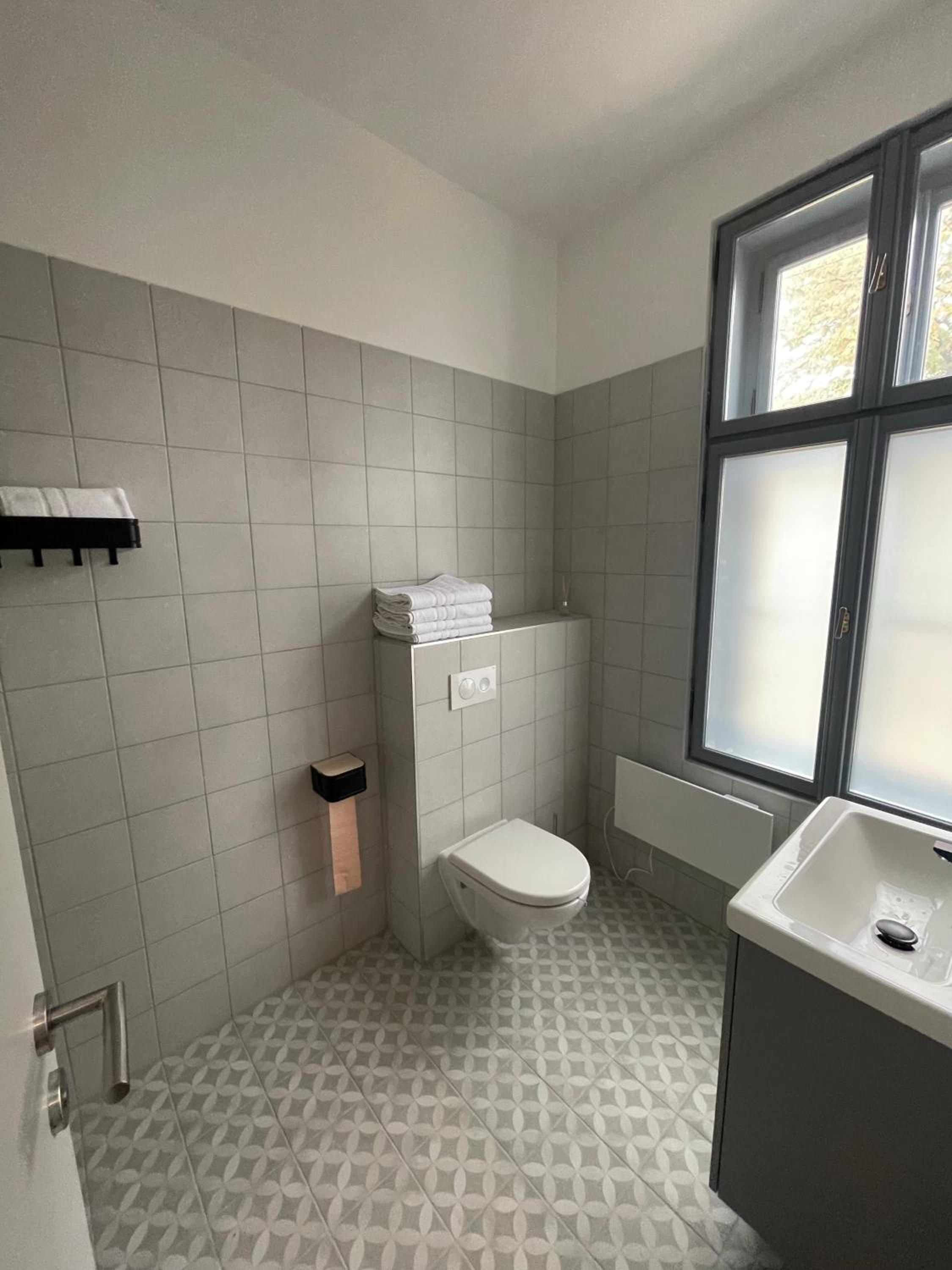 One-Bedroom Apartment - Photo 2