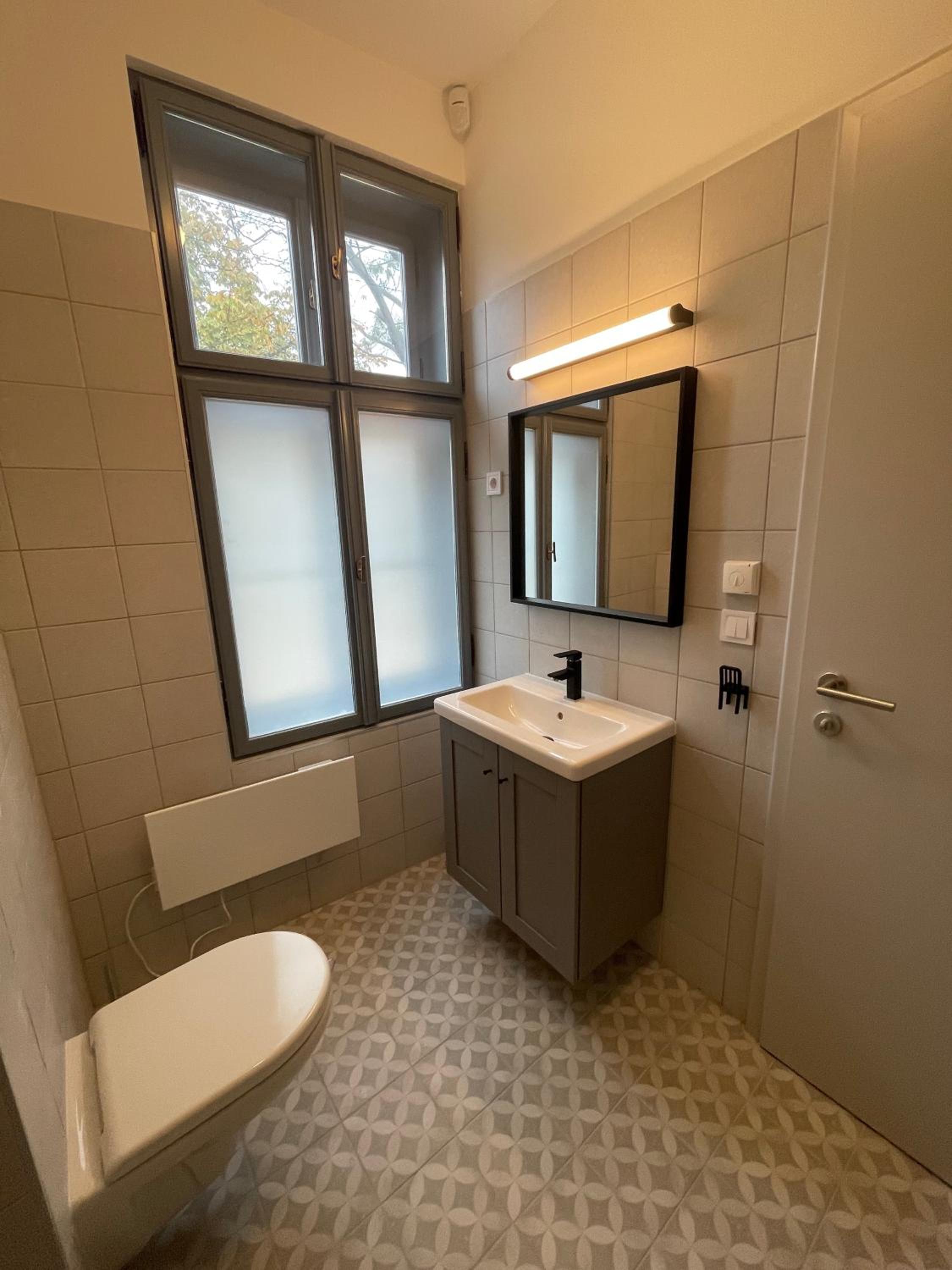 One-Bedroom Apartment - Photo 3