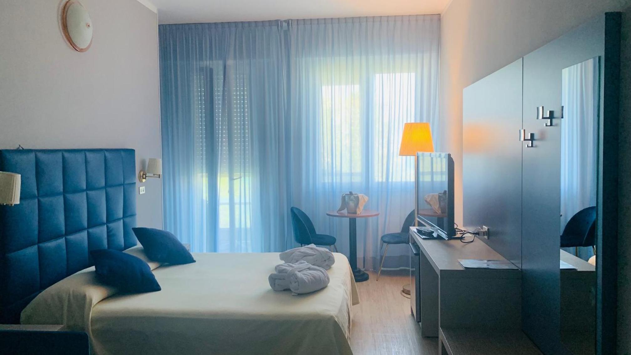 Double or Twin Room with Balcony and Sea View photo 1