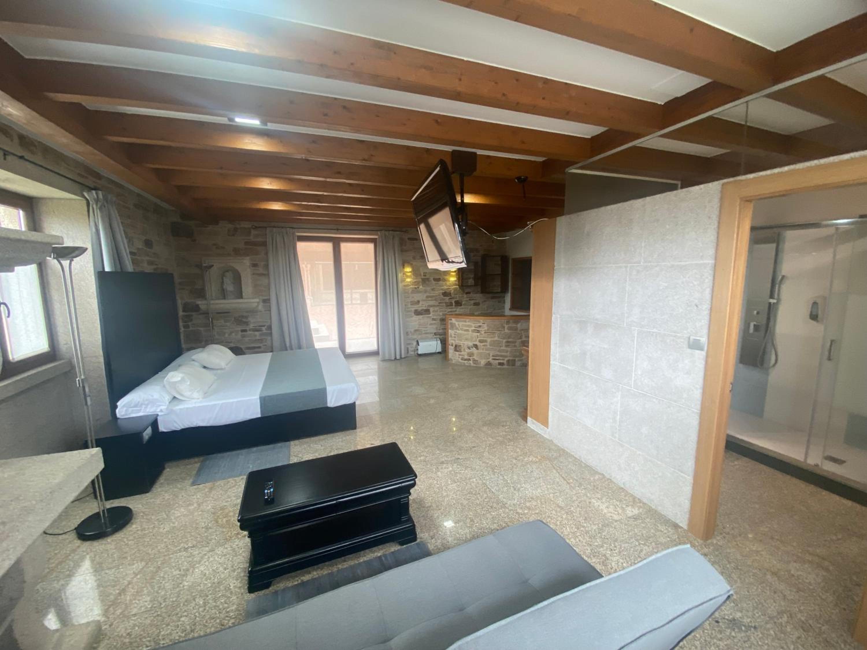 Deluxe Queen Suite - Photo 2