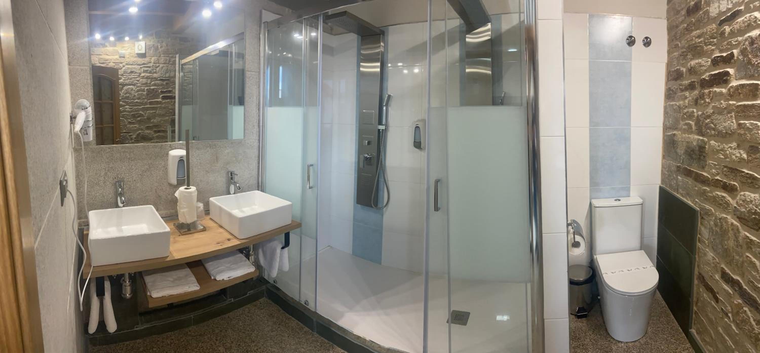 Deluxe Queen Suite - Photo 3